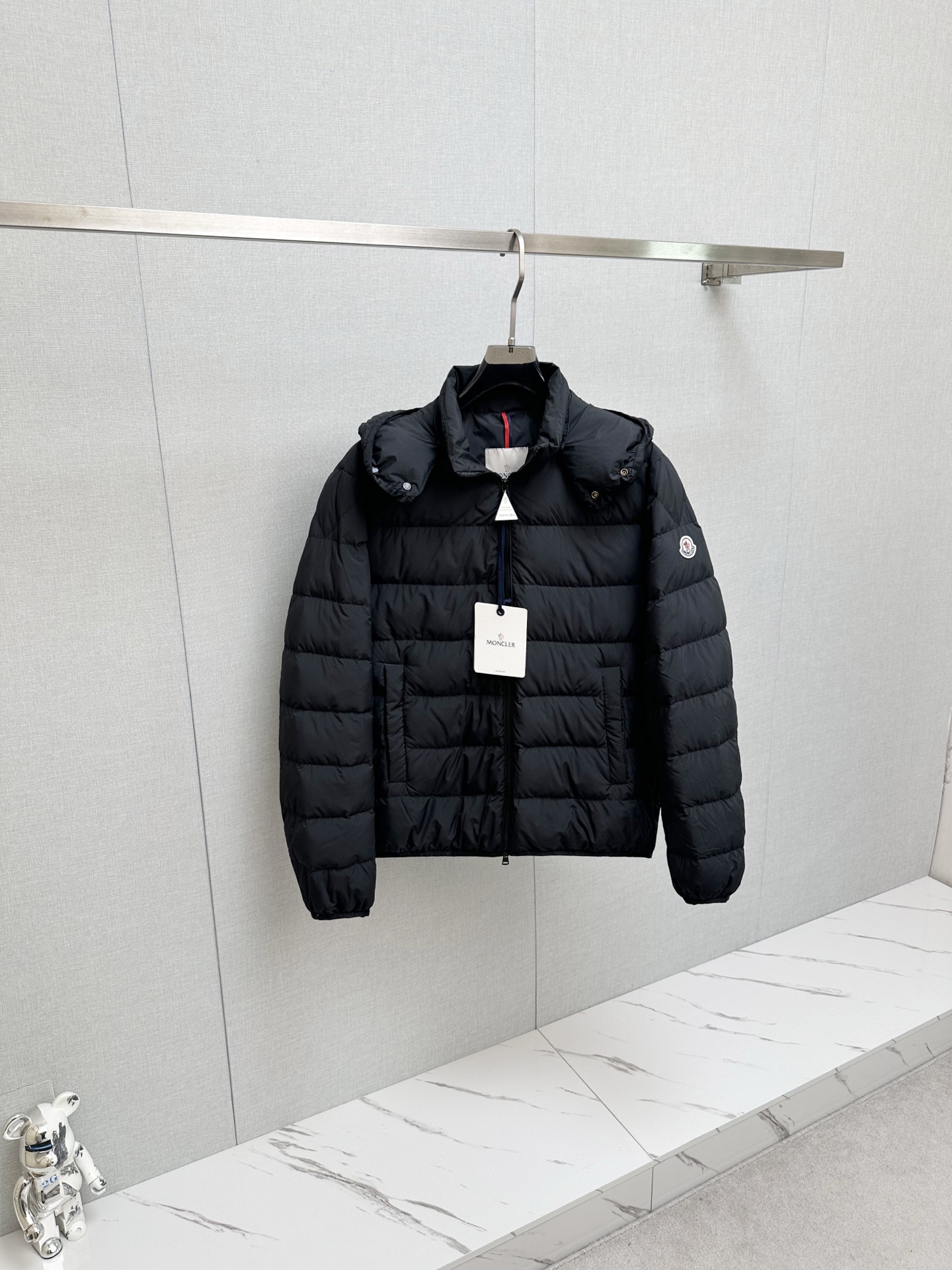 NO:657913,MO (Higher Version) C25FW Autumn and Winter New Down Down Men's Breathable Trading Company Channel is Rarely Released, and It Will Be Released Simultaneously on the Official Website!  MOC functional down jacket has become an ideal choice for outdoor enthusiasts with its advantages of comfort and functionality!  Whether in the cold winter or in harsh weather conditions, it can provide the wearer with good protection and comfort!  Secondly, the interior is filled with high-quality European standard 90 goose down. This filling is not only warm, but also light and not bloated!  The amount of down filling is controlled just right, which can maintain the warmth effect without putting too much burden on the wearer!  Convenient for daily commuting and outdoor activities!  These practical designs enable the jacket to meet the needs of users in terms of practicality and convenience!  Three-dimensional splicing tailoring conforms to the principles of ergonomic design. When worn on the upper body, it is not only practical but also shows a fashionable appearance. Sizes 1-5, jackets & coats, down jacket, alexander wang19860909MO（高版本）C25FW秋冬新款羽绒 男士透气贸易公司渠道稀出,同步官网发售！MOC机能羽绒夹克以其舒适性和功能性的优势,成为户外爱好者的理想选择！无论是在寒冷的冬季还是在恶劣的天气条件下,它都能够为穿着者提供良好的保护和舒适度！ 其次内里采用优质欧标90鹅绒填充,这种填充物不仅保暖,而且轻盈不显臃肿！充绒量的控制恰到好处,既能保持保暖效果,又不会给穿着者带来过多的负担！方便日常通勤和户外活动时的使用！这些实用的设计,使得夹克在实用性和便捷性方面都能够满足用户的需求！立体式拼接剪裁,符合人体工程学设计的原则,上身穿着时不仅实穿性强,还能够展现出时尚的颜值度 尺码1-5,,jackets & coats,down jacket,alexander wang,Men's clothing