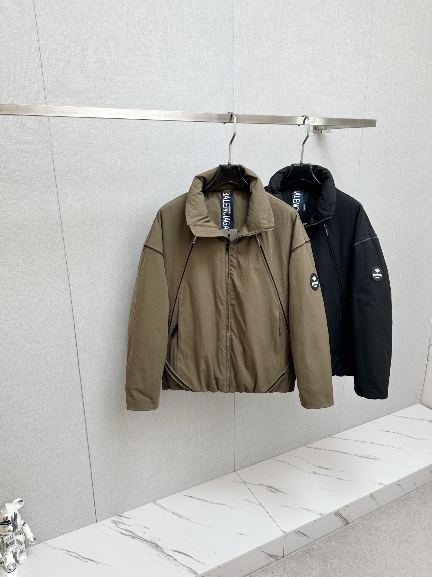 NO:657925,Balenci Paris down jacket 2025 winter latest model, available at counters simultaneously, original order, popular fashionable casual hooded down jacket, imported original fabric, unique design, original hardware decoration, simple and fashionable, handsome upper body, complete three labels, size M-4XL, balenciaga, down jacket, hats, alexander wang19860909Balenci 巴黎羽绒服 2025冬季最新款,专柜同步有售,原单狠货,爆款时尚休闲连帽羽绒服,进口原版面料,独特设计,原版五金辅料装饰,简约时尚 ,上身帅气,三标齐全,码数M-4XL,,balenciaga,down jacket,hats,alexander wang,Men's clothing