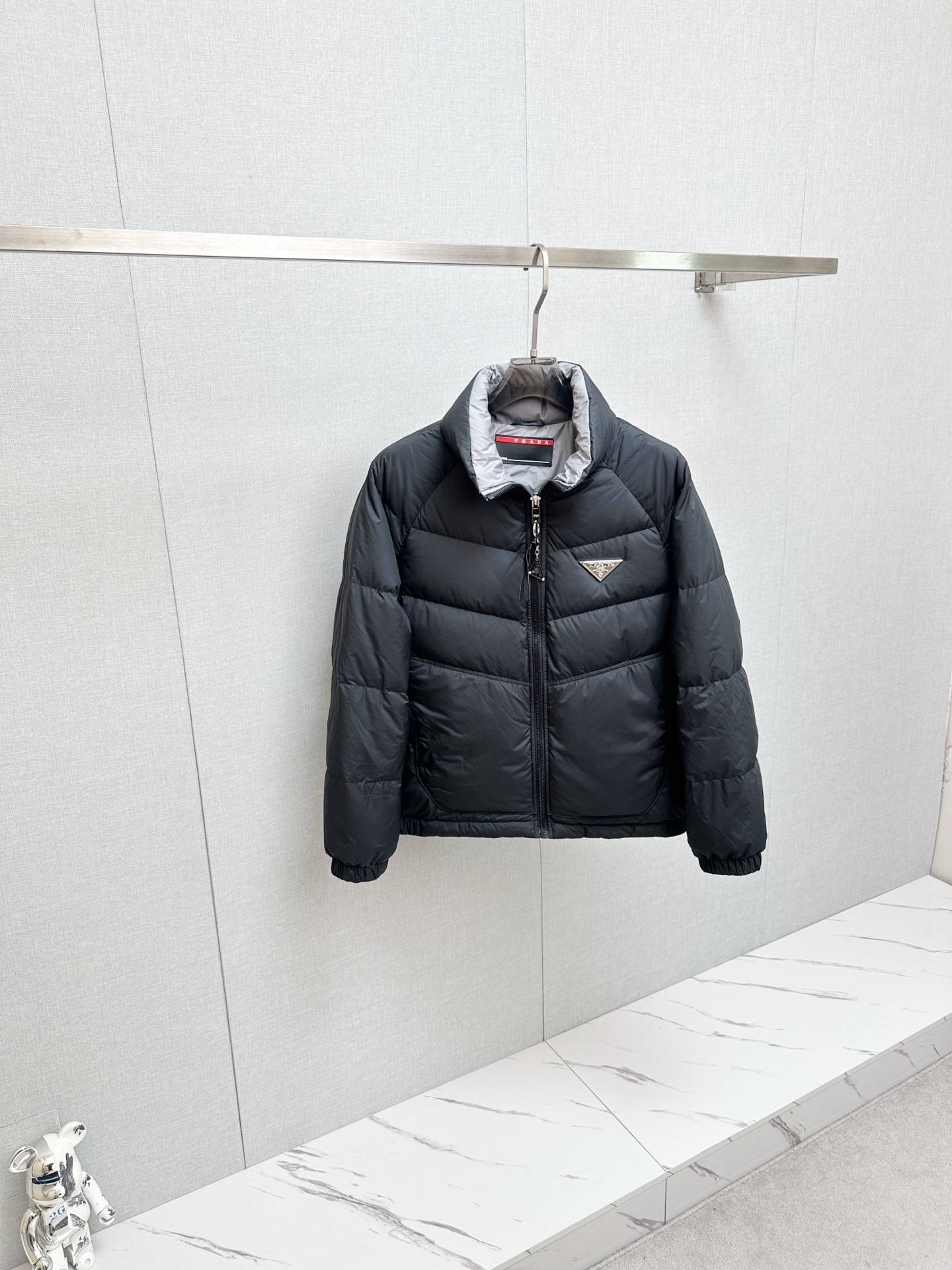 NO:657897,1945ss Winter Exclusive New Product PRADA Down Jacket is rarely available through trading company channels and is available simultaneously on the official website. It is filled with national standard 90 goose down and down. It is of the highest quality on the market. It has a classic triangle logo. The upper body is light and warm. It is comfortable and has a unique fashion temperament. The imported fabric lining is of the highest standard. All accessories and hardware are custom-made from the original factory. The high-quality goods that the male god is most looking forward to are coming in a big way, allowing you to feel what true luxury has connotation!  Size M-4XL,,prada,prada,down jacket,alexander wang198609091945ss冬季独家新品普拉达PRADA羽绒服 贸易公司渠道稀出,同步官网发售,内里填充国标90鹅绒羽绒朵,市面最高品质,经典三角标,上身轻盈保暖,在舒适的同时穿出独一无二的时尚气质,进口面料里布最高标准,辅料五金全部原厂定做,男神最为期待的精品狠货重磅来袭,让你感受到什么叫真正的高奢有内涵! 码数M-4XL,,prada,prada,down jacket,alexander wang,Men's clothing