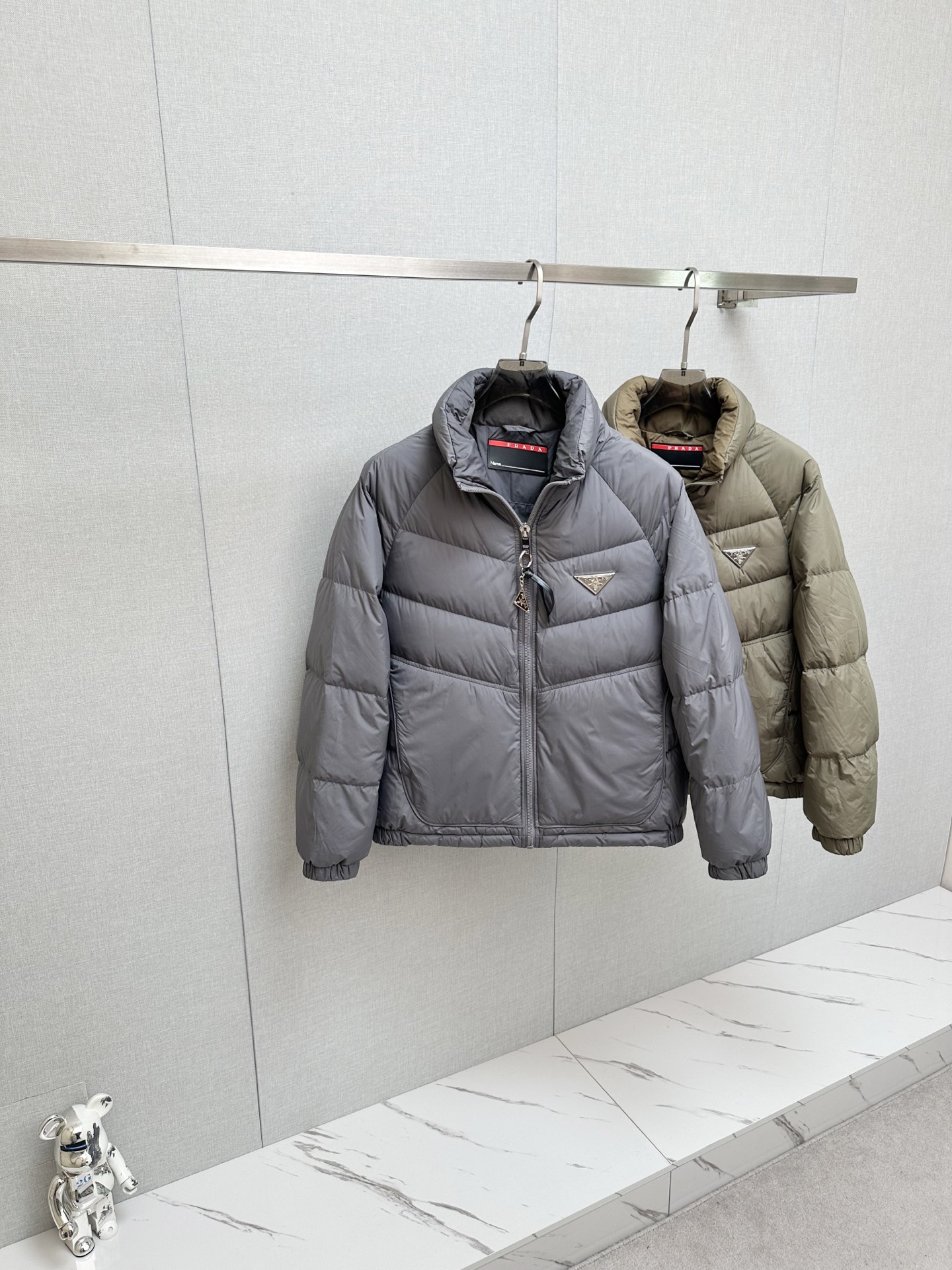 NO:657919,1945ss Winter Exclusive New Product PRADA Down Jacket is rarely available through trading company channels and is available simultaneously on the official website. It is filled with national standard 90 goose down and down. It is of the highest quality on the market. It has a classic triangle logo. The upper body is light and warm. It is comfortable and has a unique fashion temperament. The imported fabric lining is of the highest standard. All accessories and hardware are custom-made from the original factory. The high-quality goods that the male god is most looking forward to are coming in a big way, allowing you to feel what true luxury has connotation!  Size M-4XL,,prada,prada,down jacket,alexander wang198609091945ss冬季独家新品普拉达PRADA羽绒服 贸易公司渠道稀出,同步官网发售,内里填充国标90鹅绒羽绒朵,市面最高品质,经典三角标,上身轻盈保暖,在舒适的同时穿出独一无二的时尚气质,进口面料里布最高标准,辅料五金全部原厂定做,男神最为期待的精品狠货重磅来袭,让你感受到什么叫真正的高奢有内涵! 码数M-4XL,,prada,prada,down jacket,alexander wang,Men's clothing