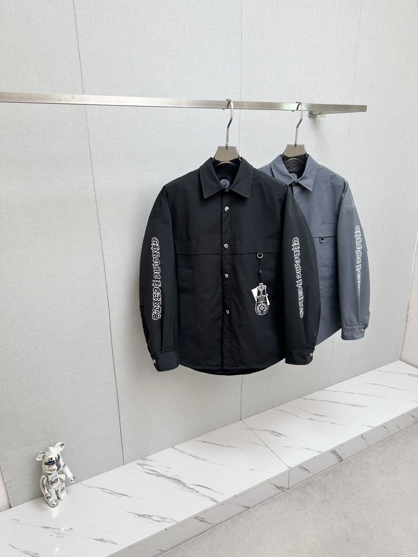 NO:657907,2025ss new winter product Crow Heart Down Jacket  Trading company channels are rare, and they are sold simultaneously on the official website. The interior is filled with 90% goose down, with rhombus stitching on the front. All buttons are made of custom-made Kroger metal buttons. The tailoring design of the shirt is warm without being bulky, and has a full sense of fashion. The highest quality on the market, imported fabrics, the highest standards for lining, and all accessories and hardware are custom-made. The most anticipated high-quality products of male idols are coming in a big way, allowing you to feel what true luxury has connotation! Color black  Green size M- XXXL (please state your height and weight when placing an order), chrome hearts, loewe, shirts, down jacket, alexander wang198609092025ss冬季新品克罗心羽绒服 贸易公司渠道稀出,同步官网发售,内里填充90鹅绒羽绒朵,前幅菱格拼接,所有摁扣采用定制克罗家金属纽扣,衬衫裁剪设计在保暖的同时又不显臃肿,时尚感拉满,市面最高品质,进口面料,里布最高标准,辅料五金全部原厂定做,男神最为期待的精品狠货重磅来袭,让你感受到什么叫真正的高奢有内涵! 颜色黑色 绿色 尺码M- XXXL（下单请报身高体重）,,chrome hearts,loewe,shirts,down jacket,alexander wang,Men's clothing