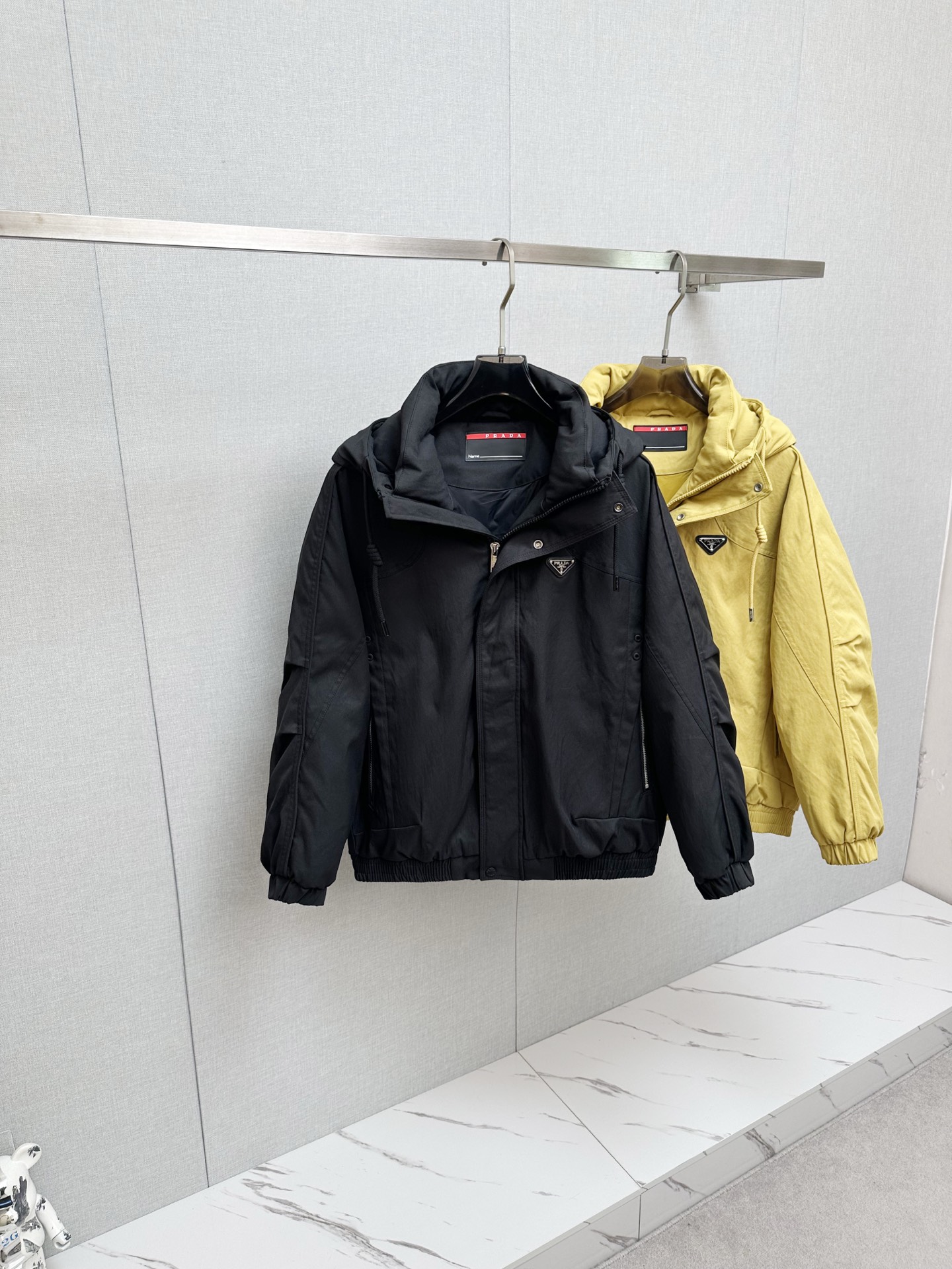 NO:657879,1945ss Winter Exclusive New Product PRADA Down Jacket is rarely available through trading company channels and is available simultaneously on the official website. It is filled with national standard 90 goose down and down. It is of the highest quality on the market. It has a classic triangle logo. The upper body is light and warm. It is comfortable and has a unique fashion temperament. The imported fabric lining is of the highest standard. All accessories and hardware are custom-made from the original factory. The high-quality goods that the male god is most looking forward to are coming in a big way, allowing you to feel what true luxury has connotation!  Size M-4XL,,prada,prada,down jacket,alexander wang198609091945ss冬季独家新品普拉达PRADA羽绒服 贸易公司渠道稀出,同步官网发售,内里填充国标90鹅绒羽绒朵,市面最高品质,经典三角标,上身轻盈保暖,在舒适的同时穿出独一无二的时尚气质,进口面料里布最高标准,辅料五金全部原厂定做,男神最为期待的精品狠货重磅来袭,让你感受到什么叫真正的高奢有内涵! 码数M-4XL,,prada,prada,down jacket,alexander wang,Men's clothing