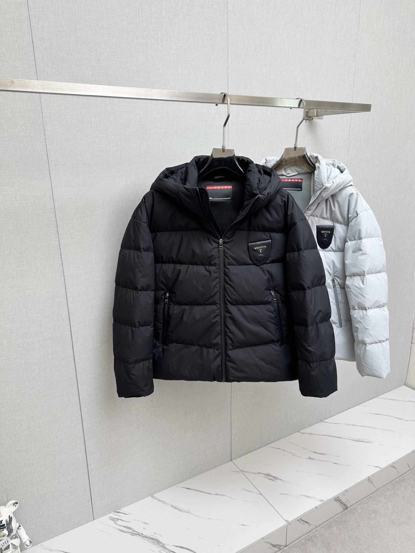 NO:657893,2025ss winter exclusive new product PRADA down jacket  Trading company channels are rare, and they are sold simultaneously on the official website. The interior is filled with national standard 90 goose down. It is of the highest quality on the market. It has a classic triangle logo. The diagonal zipper design on the chest can be opened and stored. The upper body is light and warm, giving you a unique fashionable temperament while being comfortable. The lining of imported fabrics is of the highest standard. The accessories and hardware are all custom-made from the original factory. The high-quality products that the male idol is most looking forward to are coming in a big way, allowing you to feel what true luxury has connotation!  Size M-XXXL (please state your height and weight when placing an order), prada, prada, down jacket, alexander wang198609092025ss冬季独家新品普拉达PRADA羽绒服 贸易公司渠道稀出,同步官网发售,内里填充国标90鹅绒羽绒朵,市面最高品质,经典三角标,胸前斜拉链设计打开可收纳,上身轻盈保暖,在舒适的同时穿出独一无二的时尚气质,进口面料里布最高标准,辅料五金全部原厂定做,男神最为期待的精品狠货重磅来袭,让你感受到什么叫真正的高奢有内涵! 尺码M-XXXL（下单请报身高体重）,,prada,prada,down jacket,alexander wang,Men's clothing