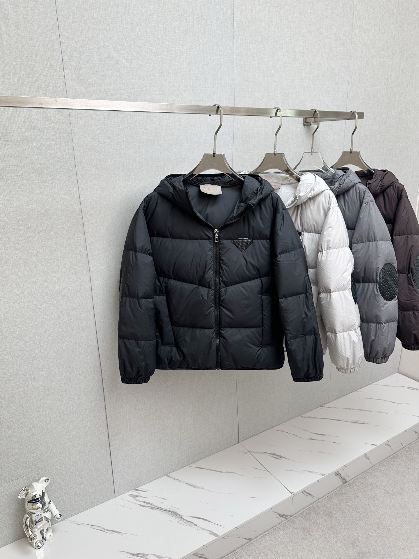 NO:657889,2025ss winter exclusive new product BV down jacket is available through trading company channels and is available on the official website at the same time. It is filled with national standard 90 goose down and down, the highest quality on the market. The upper body is light and warm, making it comfortable while showing a unique fashionable temperament. The imported fabric lining is of the highest standard, and the accessories and hardware are all custom-made from the original factory. The high-quality goods that the male god is most looking forward to are coming in a big way, allowing you to feel what true luxury has connotation!  Size M-4XL,,bottega veneta,down jacket,alexander wang198609092025ss冬季独家新品BV羽绒服 贸易公司渠道稀出,同步官网发售,内里填充国标90鹅绒羽绒朵,市面最高品质 上身轻盈保暖,在舒适的同时穿出独一无二的时尚气质,进口面料里布最高标准,辅料五金全部原厂定做,男神最为期待的精品狠货重磅来袭,让你感受到什么叫真正的高奢有内涵! 尺码M-4XL,,bottega veneta,down jacket,alexander wang,Men's clothing