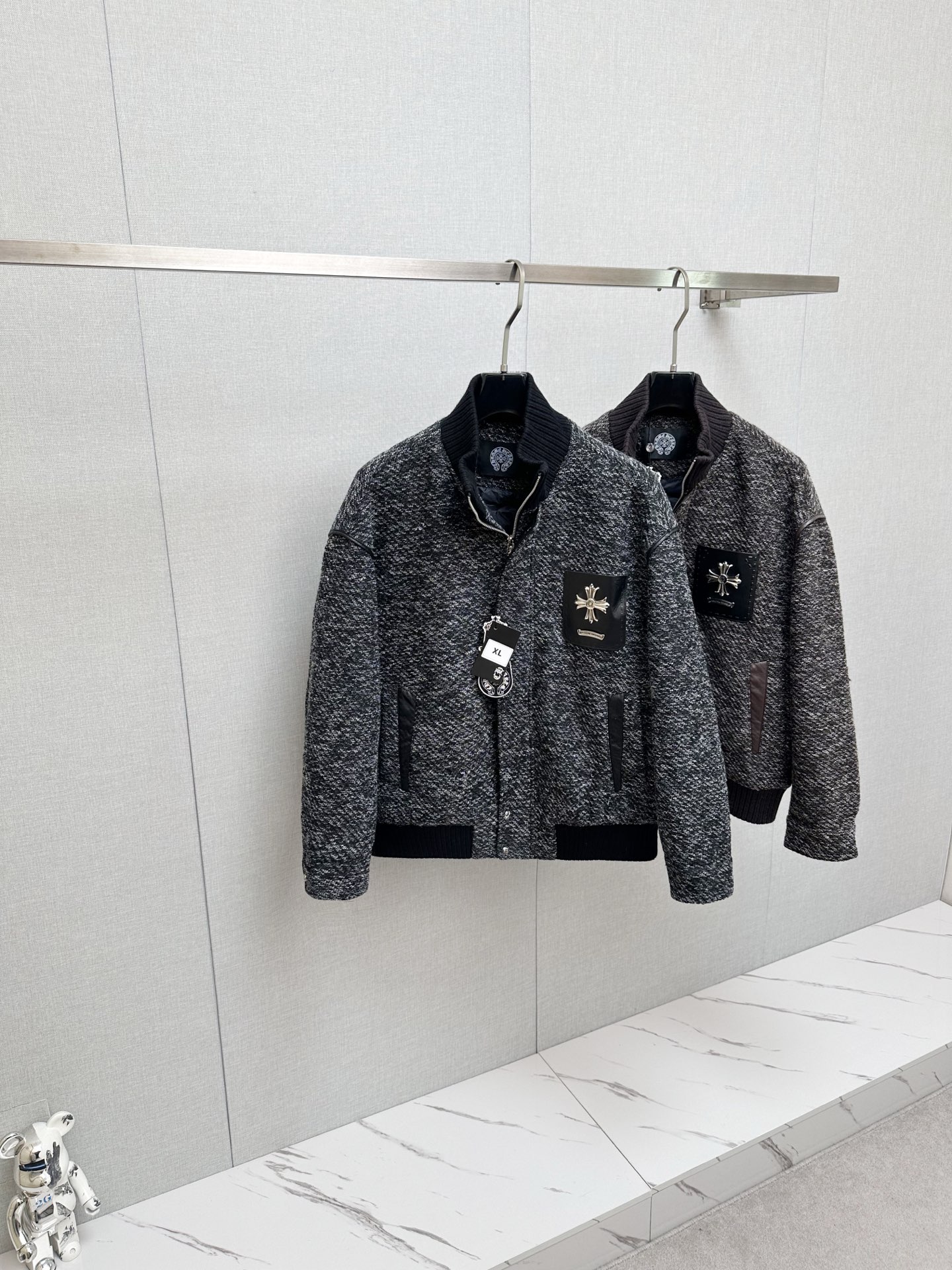 NO:657884,2025ss new winter product Crow Heart Down Jacket  Trading company channels are rare, and they are sold simultaneously on the official website. The interior is filled with 90% goose down, with rhombus stitching on the front. All buttons are made of custom-made Kroger metal buttons. The tailoring design of the shirt is warm without being bulky, and has a full sense of fashion. The highest quality on the market, imported fabrics, the highest standards for lining, and all accessories and hardware are custom-made. The most anticipated high-quality products of male idols are coming in a big way, allowing you to feel what true luxury has connotation! Color black  Green Size M- XXXXL (please state your height and weight when placing an order), chrome hearts, loewe, shirts, down jacket, alexander wang198609092025ss冬季新品克罗心羽绒服 贸易公司渠道稀出,同步官网发售,内里填充90鹅绒羽绒朵,前幅菱格拼接,所有摁扣采用定制克罗家金属纽扣,衬衫裁剪设计在保暖的同时又不显臃肿,时尚感拉满,市面最高品质,进口面料,里布最高标准,辅料五金全部原厂定做,男神最为期待的精品狠货重磅来袭,让你感受到什么叫真正的高奢有内涵! 颜色黑色 绿色 尺码M- XXXXL（下单请报身高体重）,,chrome hearts,loewe,shirts,down jacket,alexander wang,Men's clothing