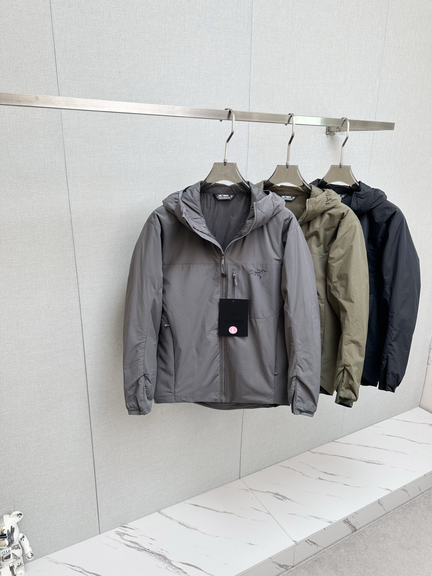 NO:647951,Arc'teryx LEAF Cold LT Gen 2 is Arc'teryx LEAF Cold LT Gen 2. This cotton jacket is Arc'teryx's new autumn model launched in 20SS. It uses Gore's waterproof and breathable material N40p WINDSTOPPER 2L fabric, equipped with its own developed Coreloft 100-gram thermal cotton. The outer layer uses the famous N40p WINDSTOPPER 2L fabric, N40p  The softness of the fabric is between the old Gossamera and Fusion WS, so it can be used as a jacket or as the middle layer of a jacket. The characteristic is that the fabric is fully windproof and has a certain ability to repel water, dew and snow, and has a balance of softness and durability. The interior is filled with Coreloft 100-gram thermal cotton, which fills the gap in medium-thick cotton clothing for military birds. Coreloft has excellent warmth-to-weight ratio and thermal insulation efficiency and is easy to compress.  It is very water-repellent. The vertical design of the internal waist tightening zipper can effectively prevent hooking and wear on the tactical belt. The shoulders and elbows are three-dimensionally cut, which has excellent movement and does not affect various tactical movements. There is a zippered chest bag on the inside, and two zippered hand pockets on the outside. There are openings inside to ensure the passage of communication cables. There are zippered armbags on both arms with hanging loops inside, so you can use the armbags to store items. Full of details, all are sincerity. Color black gray  Crocodile Color Size S M L XL 2XL S M L19860909Arcteryx始祖鸟军版棉服Arc'teryx LEAF Cold LT Gen 2 该款棉服是军鸟20SS年的上市的秋季新款,采用了Gore公司的防水透气材料N40p WINDSTOPPER 2L面料,搭载自己研发的Coreloft 100克级保暖棉.外层用了大名鼎鼎的N40p WINDSTOPPER 2L面料,N40p 面料柔软度介于老款的Gossamera和Fusion的WS,所以既可用于外套,也可以搭配冲锋衣的中间层使用.特点是面料全防风,并有一定的防泼水露雪等能力,柔软度和耐用性均衡.内里填充Coreloft 100克级保暖棉,填补了军鸟中等厚度棉服的空白,Coreloft 有优秀的暖重比和热绝缘效率 易压缩性 拒水性很好.内部腰部收紧拉链竖直设计,最大效果防止和战术腰带发生钩挂和磨损.肩部和手肘立体剪裁,具有优秀的运动性,不影响各种战术动作 .内部有一个带拉链的胸袋,外部有两个带拉链的插手袋,里面有开口可保证通讯线缆通过,左右双臂都有带拉链的臂袋,里面有挂环,可以利用臂袋存放物品.满满的细节,全部都是诚意. 颜色黑色 灰色 鳄鱼色 尺寸S M L XL 2XL S M L XL 2XL 衣长74 76 78 80 82  肩宽52 54 55 57 58 袖长 66 67 69 70 72 胸围 122 126130 134 138,arc'teryx,jackets & coats,alexander wang,Men's clothing