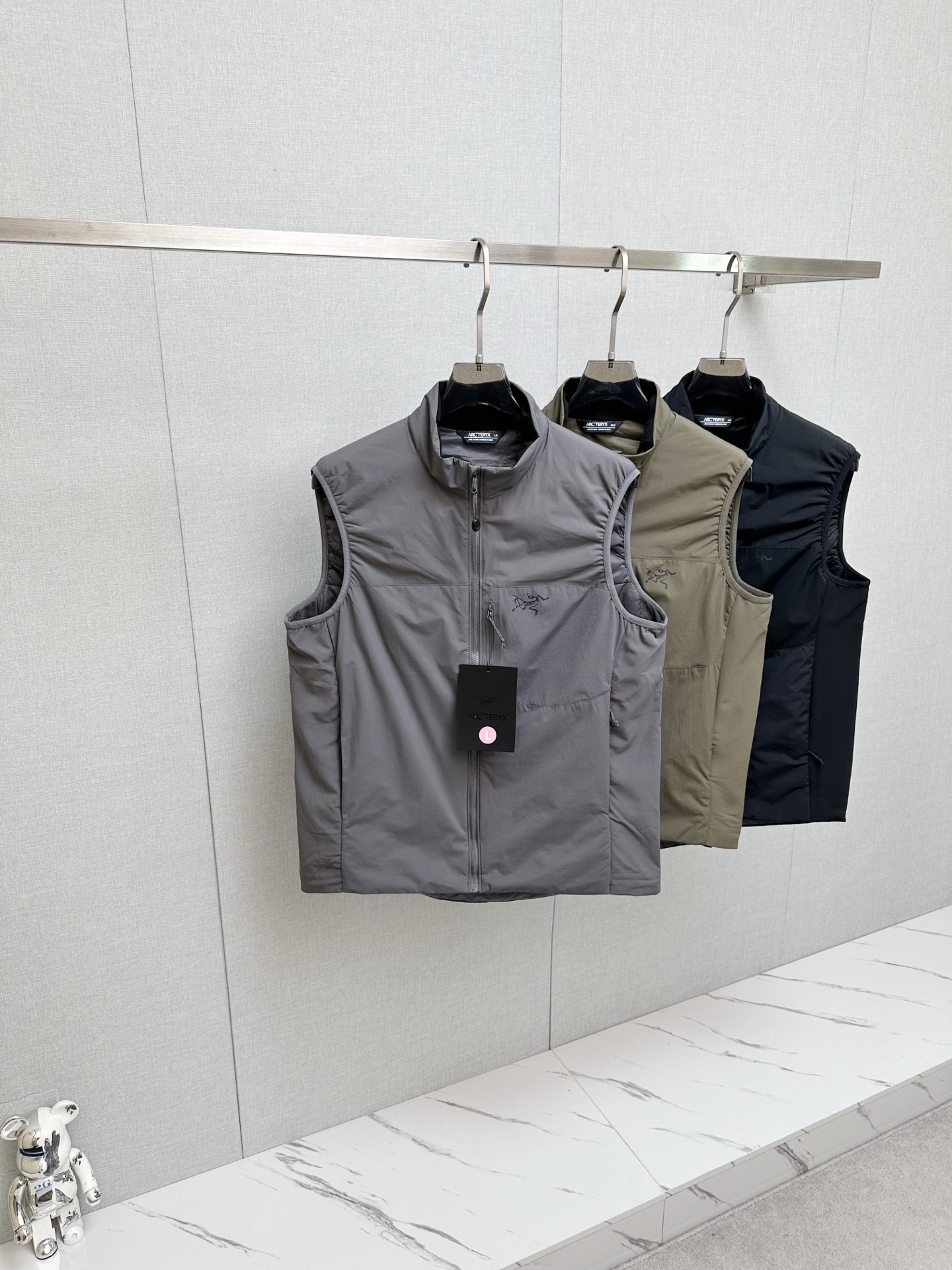 NO:647955,Arcteryx ATOM LT Vest Gen 2.1 military bird LEAF series military bird stand-up collar cotton vest couple's down vest cotton vest. The original version is woven and dyed nylon fabric. The original version is disassembled and developed, and the small label, collar label, washing, tag, hardware, etc. are customized one to one. From cutting, splicing, to sewing process, it is completely original one to one. Color: black, wolf gray, crocodile, size S M L XL XXL, length  Shoulder width Chest circumference Recommended size S: 67 44 Within 112120 pounds M: 69 45 Within 116140 pounds L: 71 46 Within 120160 pounds XL: 73 47 Within 124180 pounds XXL: 75 48 Within 128200 pounds,,tom fordarc'teryx,down jacket,alexander wang19860909Arcteryx始祖鸟ATOM LT Vest Gen 2.1 军鸟LEAF系列军鸟立领棉马甲情侣款羽绒马甲棉服背心 原版一比一定织定染尼龙面料.原版拆解开发,一比一定制的小标,领标,水洗,吊牌,五金等等.从裁剪,拼接,到缝制工艺完全原版一比一. 颜色黑色 狼灰 鳄鱼 尺寸S M L XL XXL 衣长 肩宽 胸围 推荐尺码 S :67 44 112120斤内 M :69 45 116140斤内 L : 71 46 120160斤内 XL:73 47 124180斤内 XXL: 75 48 128200斤内,,tom fordarc'teryx,down jacket,alexander wang,Men's clothing