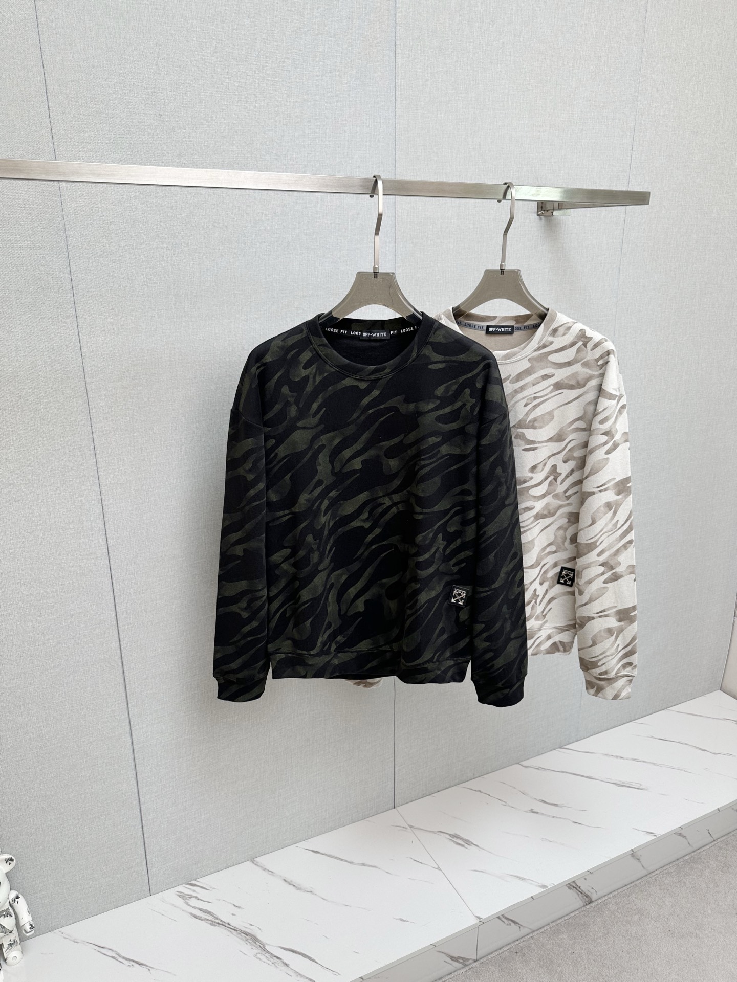 NO:745387,OFF 2025ss new autumn and winter products, long-sleeved sweatshirt, classic logo design, versatile style. Available simultaneously on the official website. Customized fabric, soft and delicate, highly skin-friendly, perfectly interpreting the brand's fashion trend!  A man's wardrobe is indispensable for the basics. It is a low-key design and a must-have item. Dear friends, hurry up and get it!  Size M-3XL,,off white,hoodie,sweatshirts,19860909OFF 2025ss秋冬新品 长袖卫衣,经典Logo设计,百搭款 官网同步发售 定制面料,柔软细腻,亲肤感极高,完美诠释出品牌的时尚潮流！男人的衣柜都少不了基础 是低调的设计 必备款,亲们赶紧入手！码数M-3XL,,off white,hoodie,sweatshirts,,Men's clothing