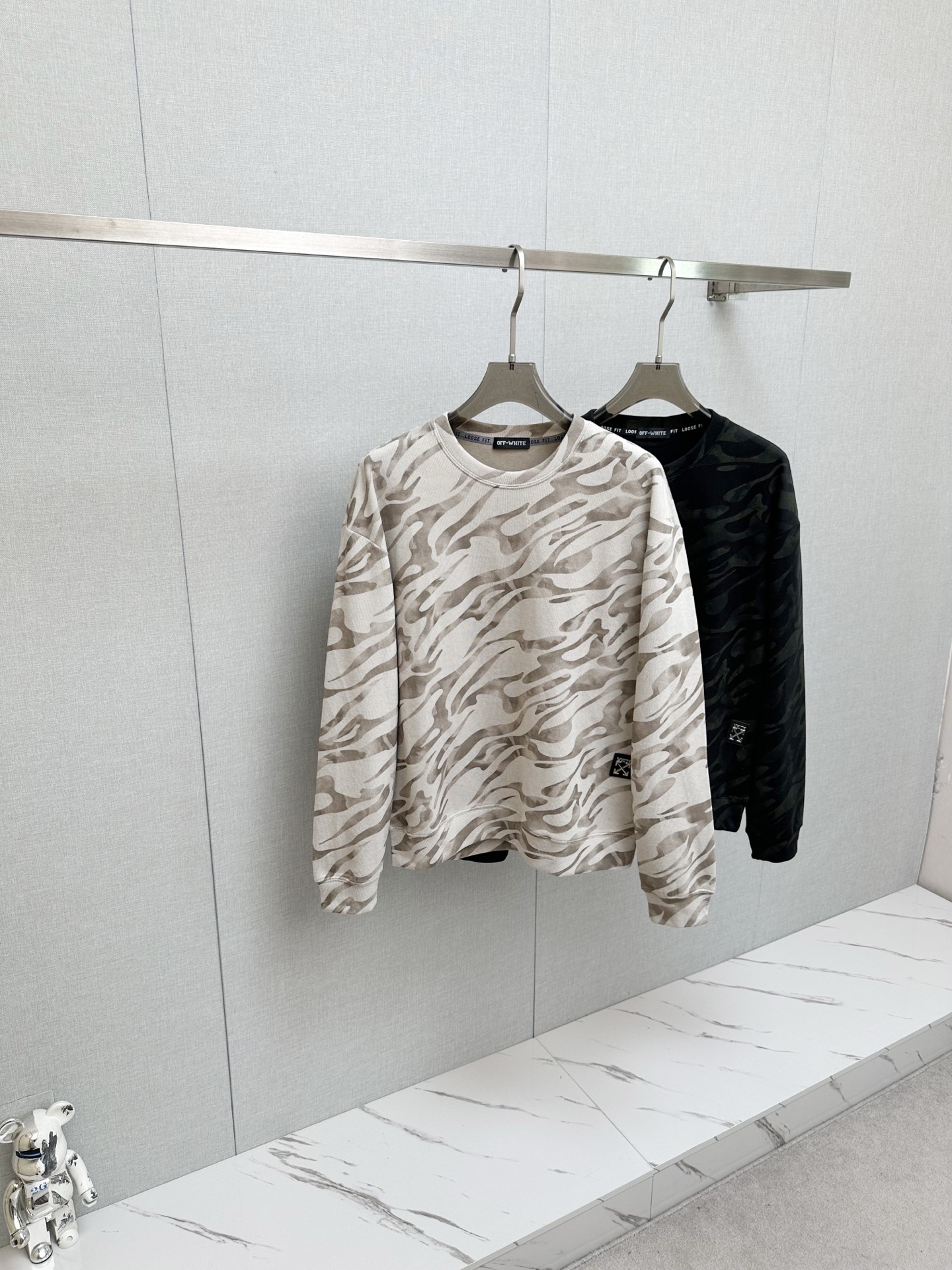 NO:647975,OFF 2025ss new autumn and winter products, long-sleeved sweatshirt, classic logo design, versatile style. Available simultaneously on the official website. Customized fabric, soft and delicate, highly skin-friendly, perfectly interpreting the brand's fashion trend!  A man's wardrobe is indispensable for the basics. It is a low-key design and a must-have item. Dear friends, hurry up and get it!  Size M-3XL,,off white,hoodie,sweatshirts,alexander wang19860909OFF 2025ss秋冬新品 长袖卫衣,经典Logo设计,百搭款 官网同步发售 定制面料,柔软细腻,亲肤感极高,完美诠释出品牌的时尚潮流！男人的衣柜都少不了基础 是低调的设计 必备款,亲们赶紧入手！码数M-3XL,,off white,hoodie,sweatshirts,alexander wang,Men's clothing