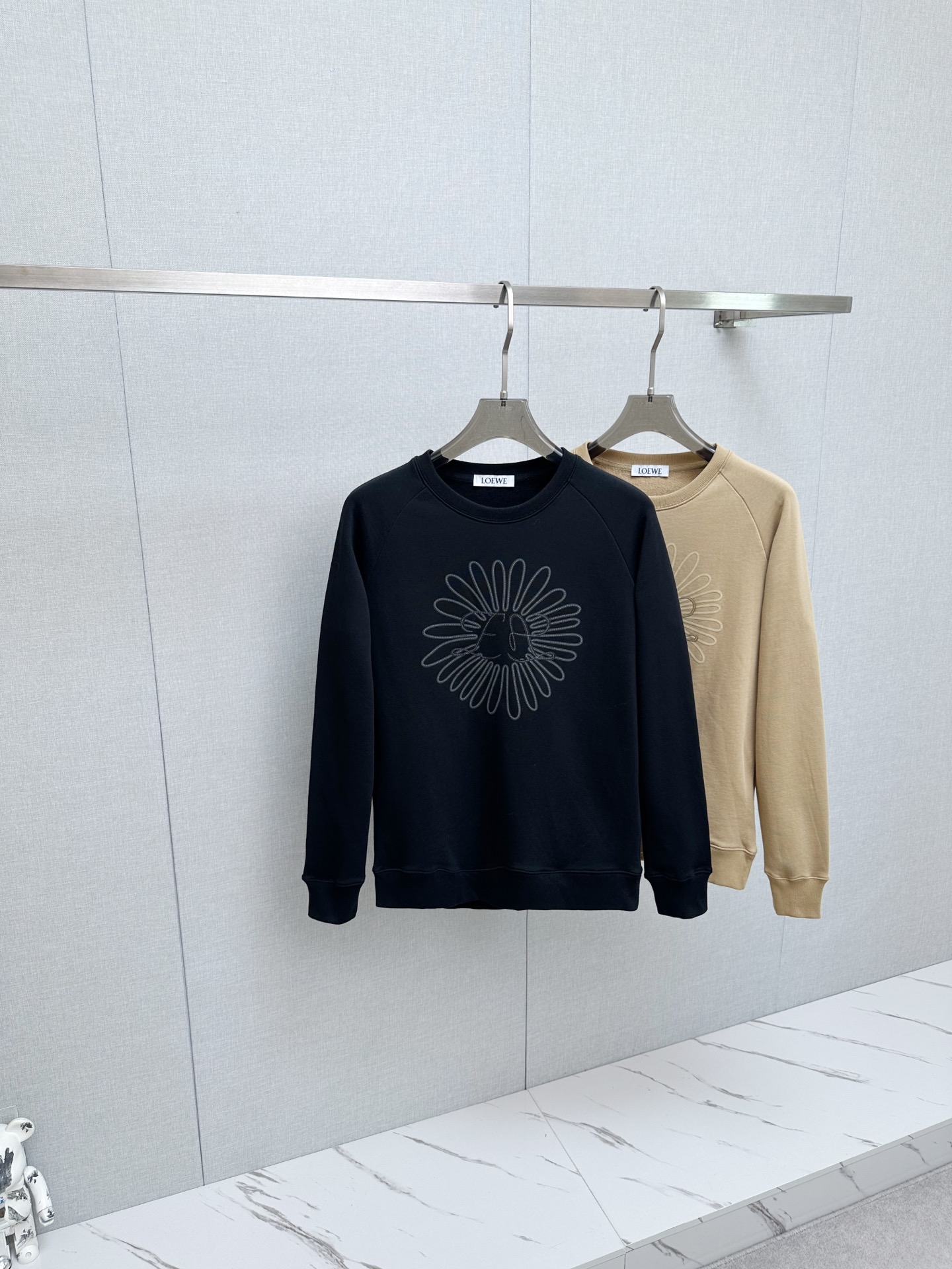 NO:727682,Support Luo Yiwei's new 2025ss autumn and winter products after the new year. Long-sleeved sweatshirts, classic logo design, versatile styles. Available simultaneously on the official website. Customized fabrics, soft and delicate, highly skin-friendly, perfectly interpreting the brand's fashion trends!  A man's wardrobe is indispensable for the basics. It is a low-key design and a must-have item. Dear friends, hurry up and get it!  Size M-3XL,,loewe,hoodie,sweatshirts,19860909支持年后 罗意为 2025ss秋冬新品 长袖卫衣,经典Logo设计,百搭款 官网同步发售 定制面料,柔软细腻,亲肤感极高,完美诠释出品牌的时尚潮流！男人的衣柜都少不了基础 是低调的设计 必备款,亲们赶紧入手！码数M-3XL,,loewe,hoodie,sweatshirts,,Men's clothing