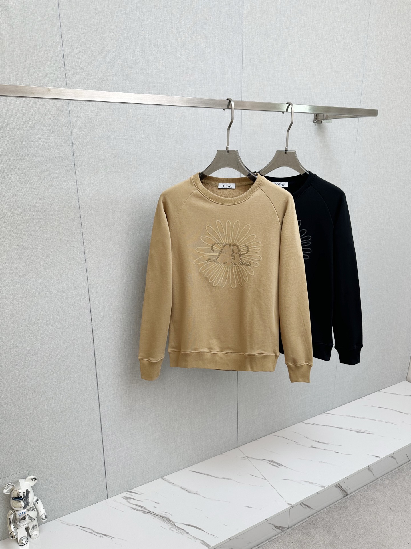 NO:647959,Luo Yiwei's 2025ss new autumn and winter long-sleeved sweatshirt, classic logo design, versatile style, sold simultaneously on the official website. Customized fabric, soft and delicate, highly skin-friendly, perfectly interpreting the brand's fashion trend!  A man's wardrobe is indispensable for the basics. It is a low-key design and a must-have item. Dear friends, hurry up and get it!  Size M-3XL,,loewe,hoodie,sweatshirts,alexander wang19860909罗意为 2025ss秋冬新品 长袖卫衣,经典Logo设计,百搭款 官网同步发售 定制面料,柔软细腻,亲肤感极高,完美诠释出品牌的时尚潮流！男人的衣柜都少不了基础 是低调的设计 必备款,亲们赶紧入手！码数M-3XL,,loewe,hoodie,sweatshirts,alexander wang,Men's clothing