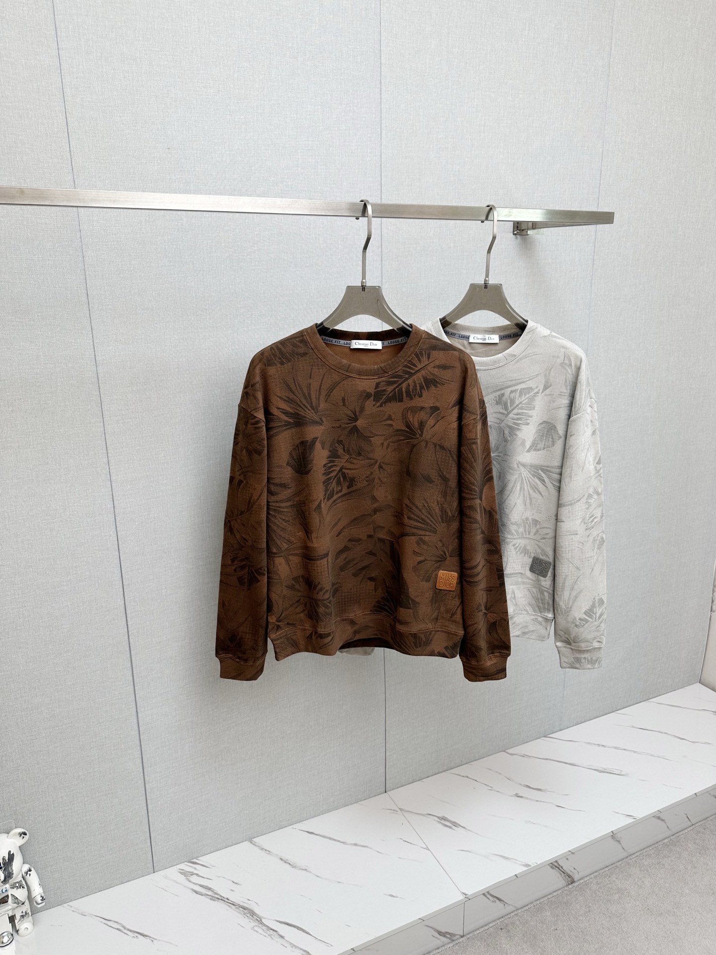 NO:745398,CD 2025ss new autumn and winter products, long-sleeved sweatshirt, classic logo design, versatile style, available simultaneously on the official website. Customized fabric, soft and delicate, highly skin-friendly, perfectly interpreting the brand's fashion trend!  A man's wardrobe is indispensable for the basics. It is a low-key design and a must-have item. Dear friends, hurry up and get it!  Size M-3XL,,hoodie,sweatshirts,19860909CD 2025ss秋冬新品 长袖卫衣,经典Logo设计,百搭款 官网同步发售 定制面料,柔软细腻,亲肤感极高,完美诠释出品牌的时尚潮流！男人的衣柜都少不了基础 是低调的设计 必备款,亲们赶紧入手！码数M-3XL,,hoodie,sweatshirts,,Men's clothing