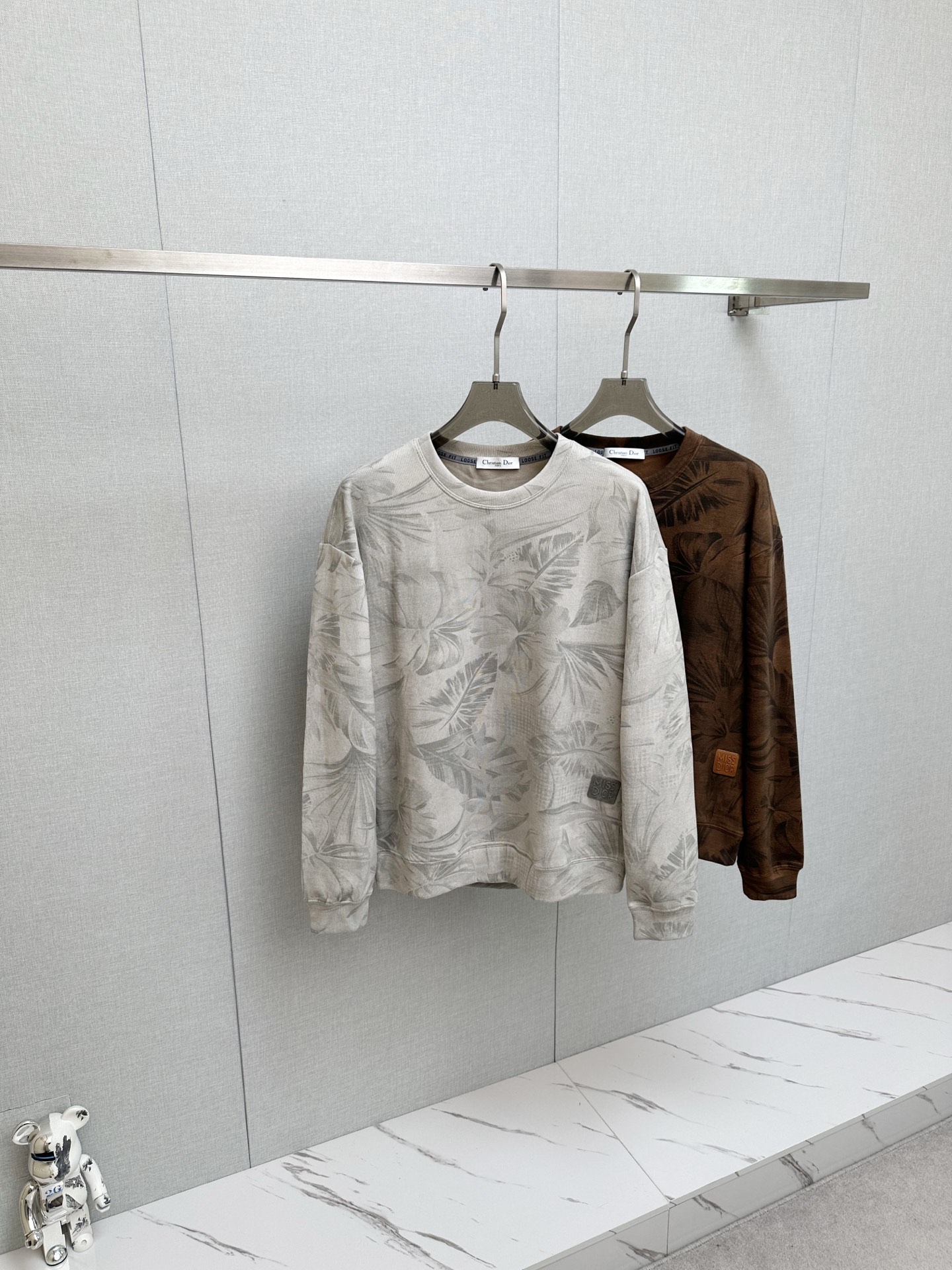 NO:647963,CD 2025ss new autumn and winter products, long-sleeved sweatshirt, classic logo design, versatile style, available simultaneously on the official website. Customized fabric, soft and delicate, highly skin-friendly, perfectly interpreting the brand's fashion trend!  A man's wardrobe is indispensable for the basics. It is a low-key design and a must-have item. Dear friends, hurry up and get it!  Size M-3XL,,hoodie,sweatshirts,alexander wang19860909CD 2025ss秋冬新品 长袖卫衣,经典Logo设计,百搭款 官网同步发售 定制面料,柔软细腻,亲肤感极高,完美诠释出品牌的时尚潮流！男人的衣柜都少不了基础 是低调的设计 必备款,亲们赶紧入手！码数M-3XL,,hoodie,sweatshirts,alexander wang,Men's clothing