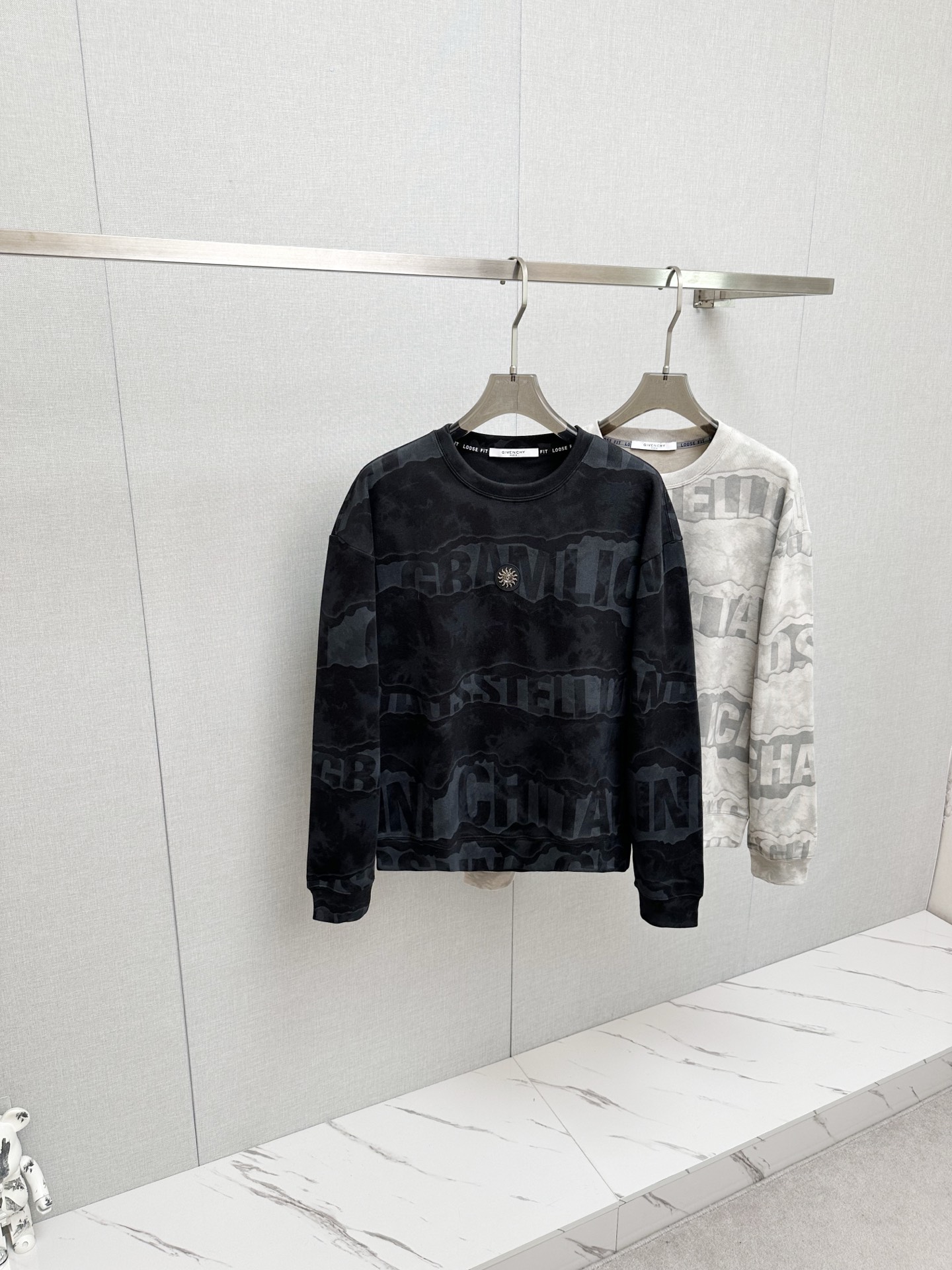 NO:745395,G Home 2025ss new autumn and winter products, long-sleeved sweatshirt, classic logo design, versatile style, available simultaneously on the official website. Customized fabric, soft and delicate, highly skin-friendly, perfectly interpreting the brand's fashion trend!  A man's wardrobe is indispensable for the basics. It is a low-key design and a must-have item. Dear friends, hurry up and get it!  Size M-3XL,,gucci,hoodie,sweatshirts,19860909G家 2025ss秋冬新品 长袖卫衣,经典Logo设计,百搭款 官网同步发售 定制面料,柔软细腻,亲肤感极高,完美诠释出品牌的时尚潮流！男人的衣柜都少不了基础 是低调的设计 必备款,亲们赶紧入手！码数M-3XL,,gucci,hoodie,sweatshirts,,Men's clothing