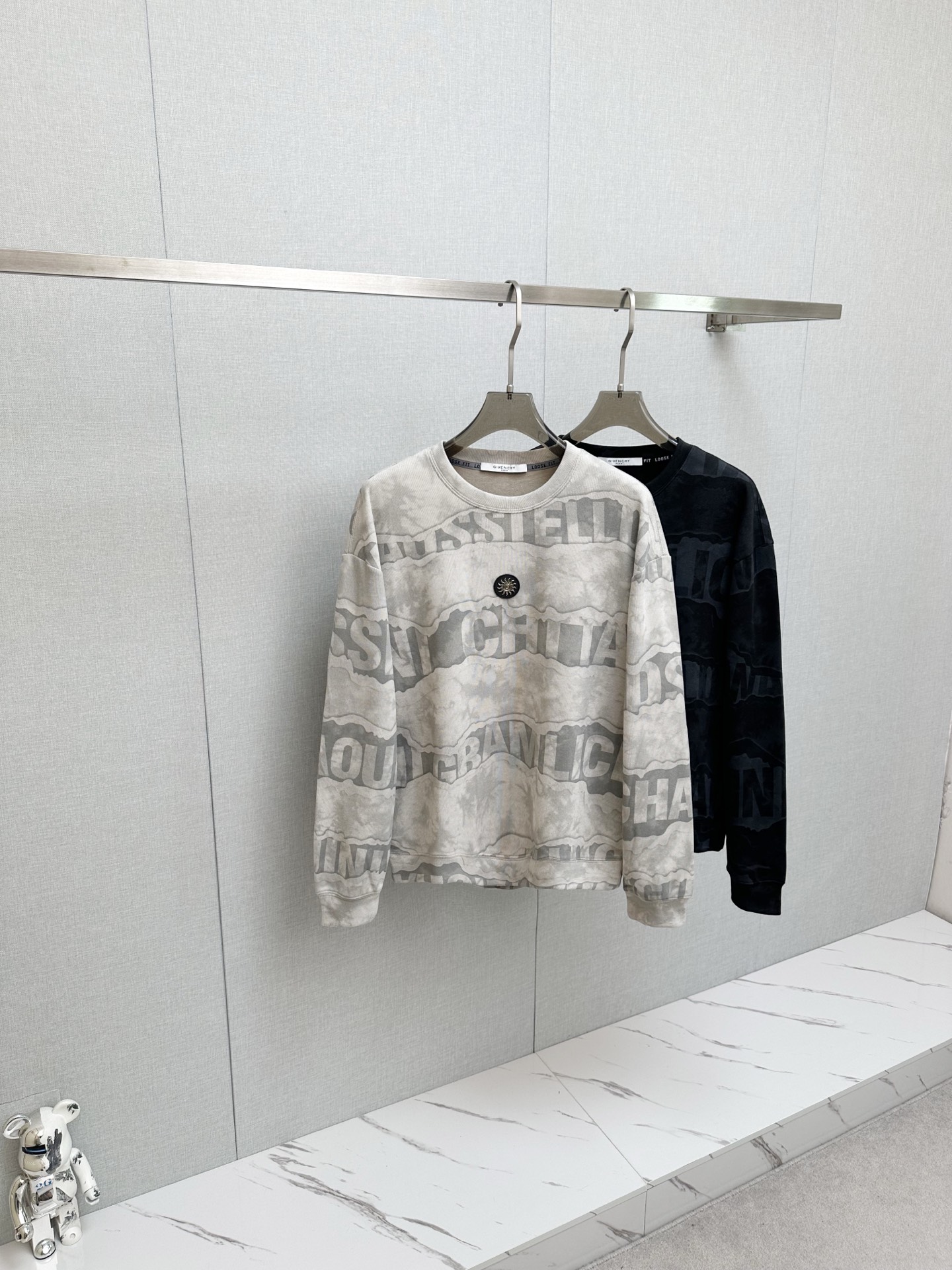 NO:647967,G Home 2025ss new autumn and winter products, long-sleeved sweatshirt, classic logo design, versatile style, available simultaneously on the official website. Customized fabric, soft and delicate, highly skin-friendly, perfectly interpreting the brand's fashion trend!  A man's wardrobe is indispensable for the basics. It is a low-key design and a must-have item. Dear friends, hurry up and get it!  Size M-3XL,,gucci,hoodie,sweatshirts,alexander wang19860909G家 2025ss秋冬新品 长袖卫衣,经典Logo设计,百搭款 官网同步发售 定制面料,柔软细腻,亲肤感极高,完美诠释出品牌的时尚潮流！男人的衣柜都少不了基础 是低调的设计 必备款,亲们赶紧入手！码数M-3XL,,gucci,hoodie,sweatshirts,alexander wang,Men's clothing