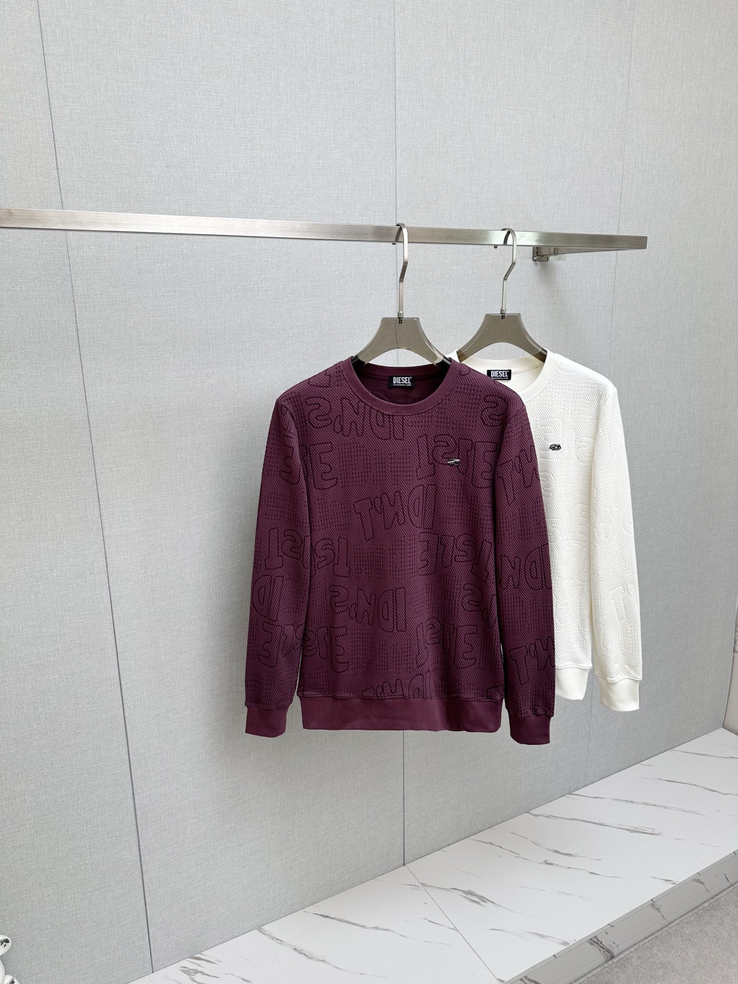 NO:745391,2025ss new autumn and winter products, long-sleeved sweatshirt, classic logo design, versatile style, available simultaneously on the official website. Customized fabric, soft and delicate, highly skin-friendly, perfectly interpreting the brand's fashion trend!  A man's wardrobe is indispensable for the basics. It is a low-key design and a must-have item. Dear friends, hurry up and get it!  Size M-3XL,,hoodie,sweatshirts,198609092025ss秋冬新品 长袖卫衣,经典Logo设计,百搭款 官网同步发售 定制面料,柔软细腻,亲肤感极高,完美诠释出品牌的时尚潮流！男人的衣柜都少不了基础 是低调的设计 必备款,亲们赶紧入手！码数M-3XL,,hoodie,sweatshirts,,Men's clothing