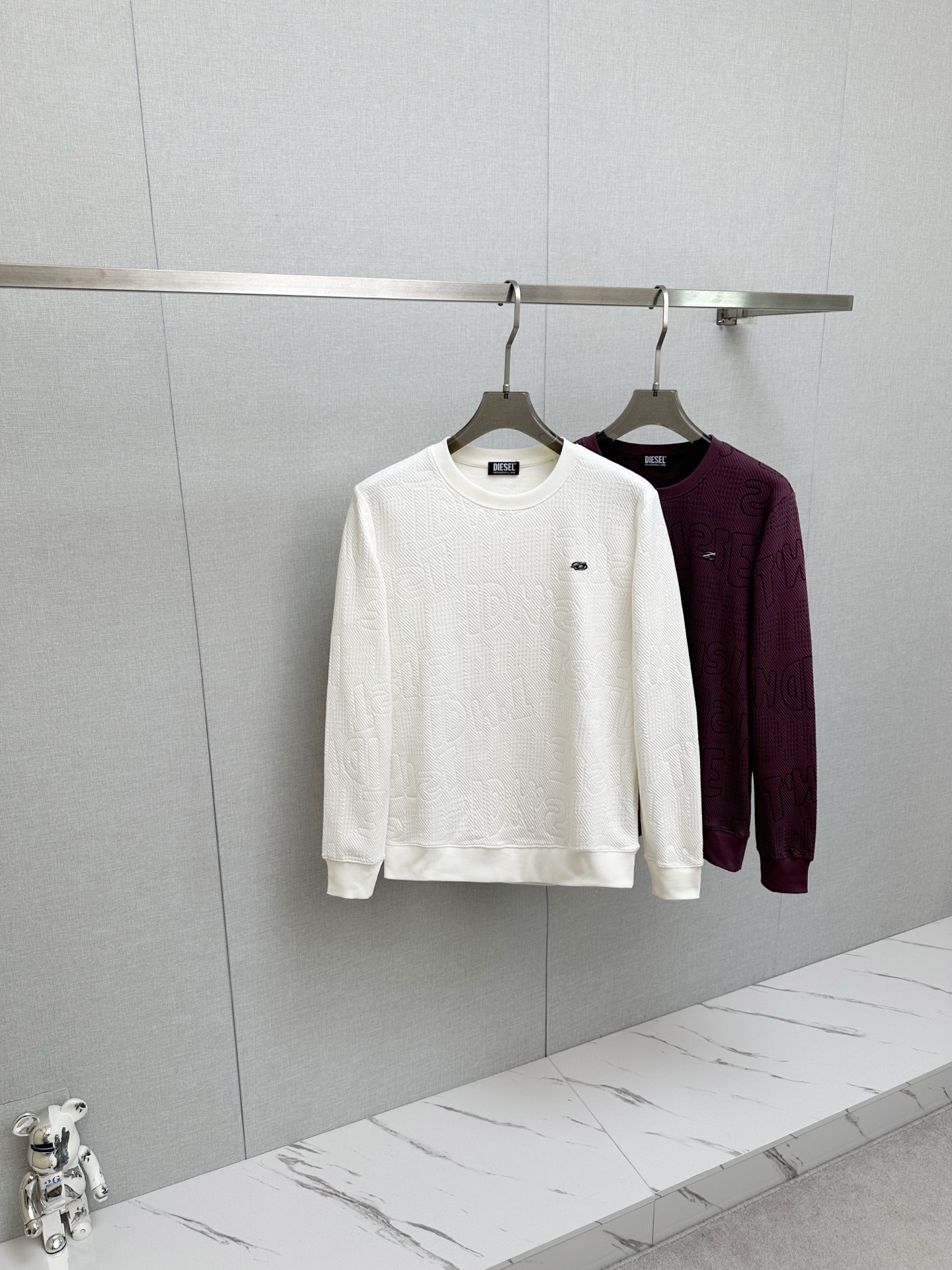 NO:647971,2025ss new autumn and winter products, long-sleeved sweatshirt, classic logo design, versatile style, available simultaneously on the official website. Customized fabric, soft and delicate, highly skin-friendly, perfectly interpreting the brand's fashion trend!  A man's wardrobe is indispensable for the basics. It is a low-key design and a must-have item. Dear friends, hurry up and get it!  Size M-3XL,,hoodie,sweatshirts,alexander wang198609092025ss秋冬新品 长袖卫衣,经典Logo设计,百搭款 官网同步发售 定制面料,柔软细腻,亲肤感极高,完美诠释出品牌的时尚潮流！男人的衣柜都少不了基础 是低调的设计 必备款,亲们赶紧入手！码数M-3XL,,hoodie,sweatshirts,alexander wang,Men's clothing