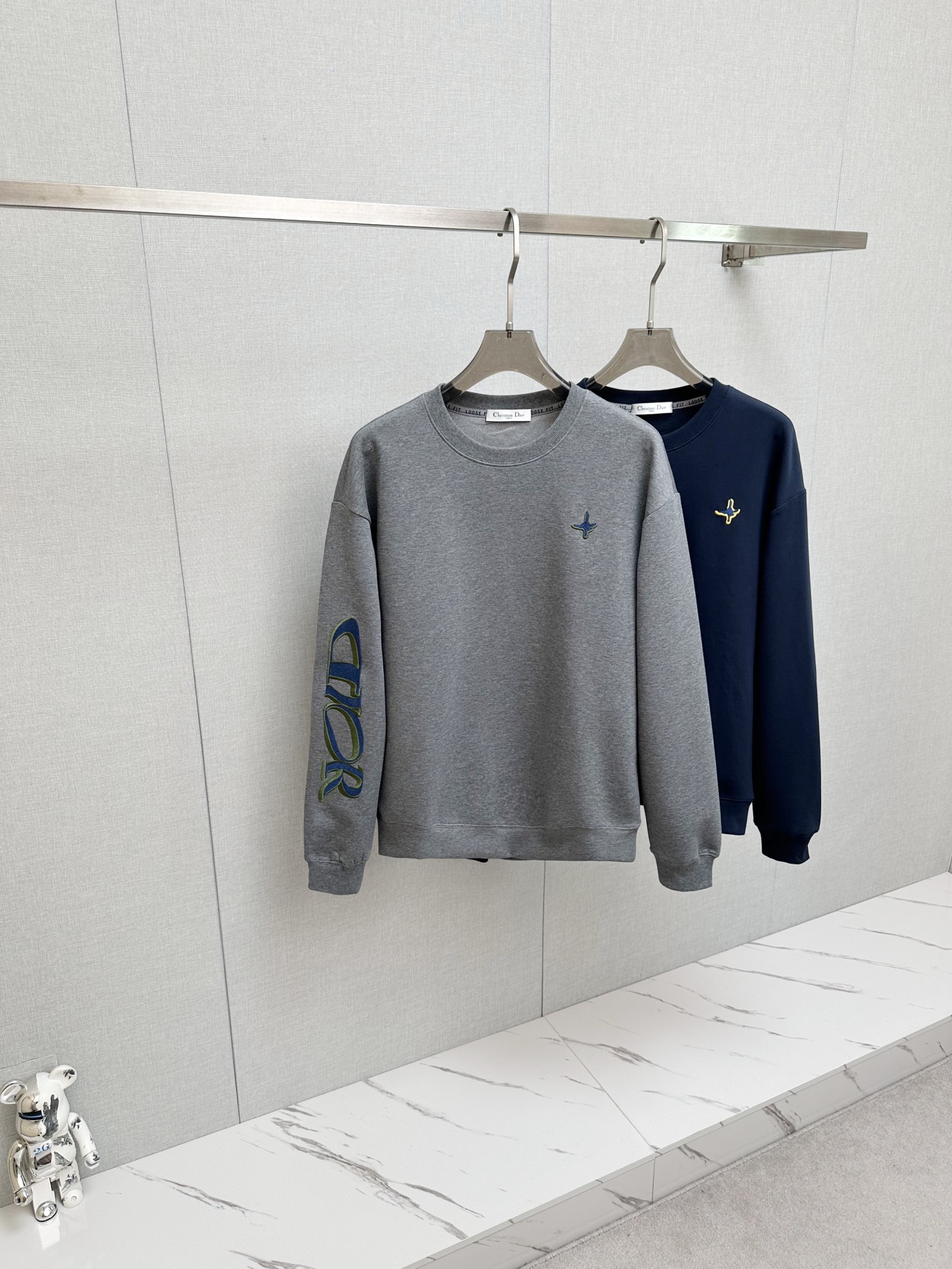 NO:647979,CD 2025ss new autumn and winter products, long-sleeved sweatshirt, classic logo design, versatile style, available simultaneously on the official website. Customized fabric, soft and delicate, highly skin-friendly, perfectly interpreting the brand's fashion trend!  A man's wardrobe is indispensable for the basics. It is a low-key design and a must-have item. Dear friends, hurry up and get it!  Size M-3XL,,hoodie,sweatshirts,alexander wang19860909CD 2025ss秋冬新品 长袖卫衣,经典Logo设计,百搭款 官网同步发售 定制面料,柔软细腻,亲肤感极高,完美诠释出品牌的时尚潮流！男人的衣柜都少不了基础 是低调的设计 必备款,亲们赶紧入手！码数M-3XL,,hoodie,sweatshirts,alexander wang,Men's clothing