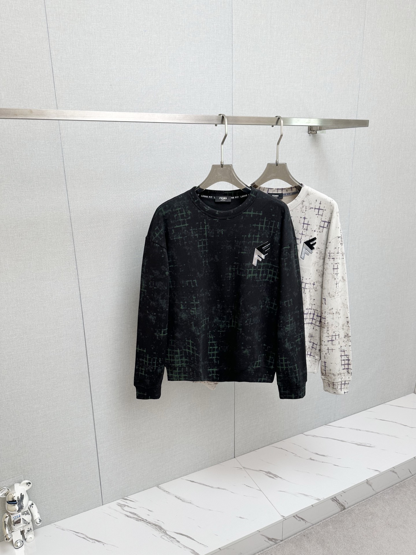 NO:745383,FD 2025ss new autumn and winter product, long-sleeved sweatshirt, classic logo design, versatile style. Available simultaneously on the official website. Customized fabric, soft and delicate, highly skin-friendly, perfectly interpreting the brand's fashion trend!  A man's wardrobe is indispensable for the basics. It is a low-key design and a must-have item. Dear friends, hurry up and get it!  Size M-3XL,,hoodie,sweatshirts,19860909FD 2025ss秋冬新品 长袖卫衣,经典Logo设计,百搭款 官网同步发售 定制面料,柔软细腻,亲肤感极高,完美诠释出品牌的时尚潮流！男人的衣柜都少不了基础 是低调的设计 必备款,亲们赶紧入手！码数M-3XL,,hoodie,sweatshirts,,Men's clothing