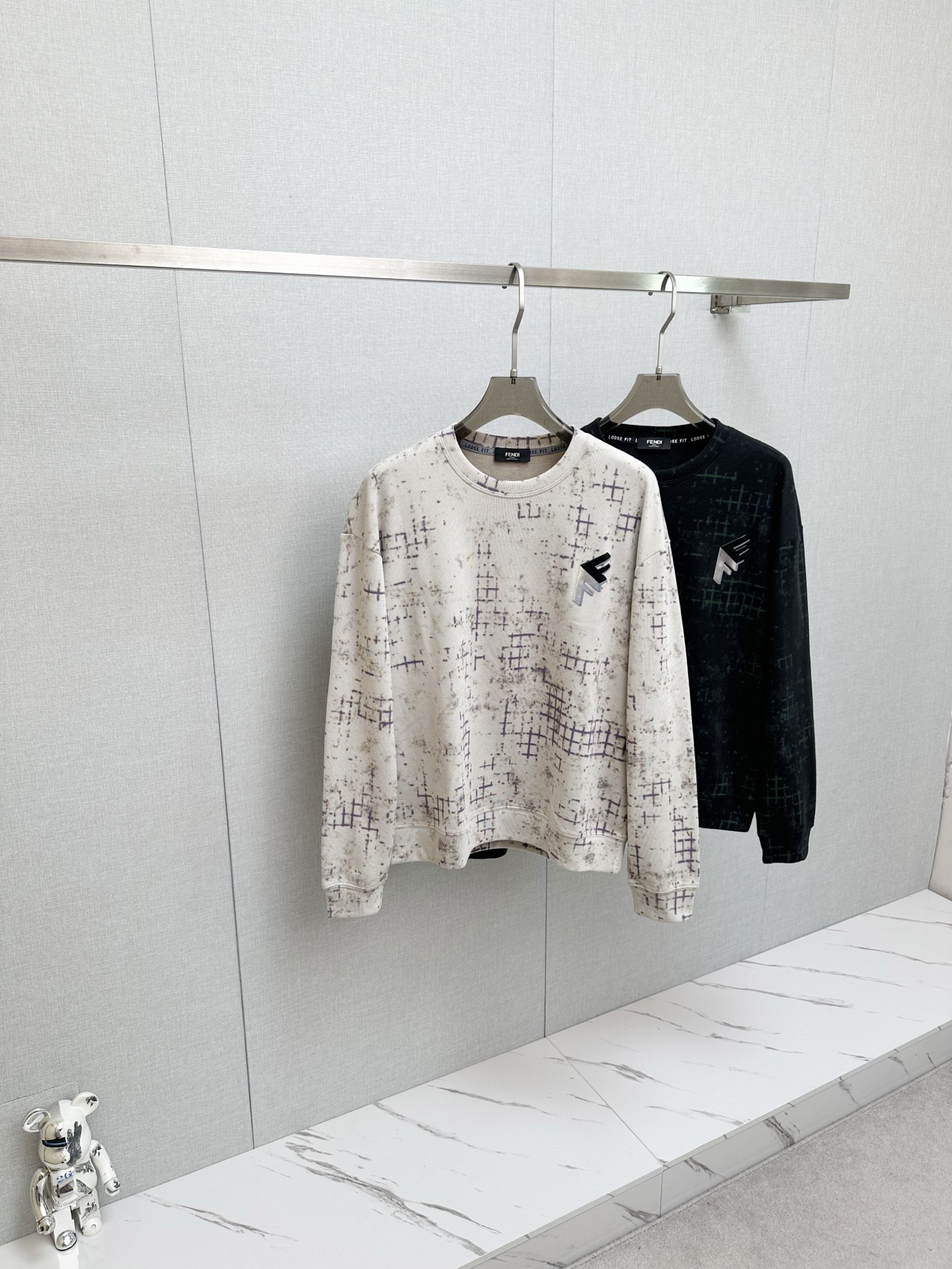 NO:647984,FD 2025ss new autumn and winter product, long-sleeved sweatshirt, classic logo design, versatile style. Available simultaneously on the official website. Customized fabric, soft and delicate, highly skin-friendly, perfectly interpreting the brand's fashion trend!  A man's wardrobe is indispensable for the basics. It is a low-key design and a must-have item. Dear friends, hurry up and get it!  Size M-3XL,,hoodie,sweatshirts,alexander wang19860909FD 2025ss秋冬新品 长袖卫衣,经典Logo设计,百搭款 官网同步发售 定制面料,柔软细腻,亲肤感极高,完美诠释出品牌的时尚潮流！男人的衣柜都少不了基础 是低调的设计 必备款,亲们赶紧入手！码数M-3XL,,hoodie,sweatshirts,alexander wang,Men's clothing