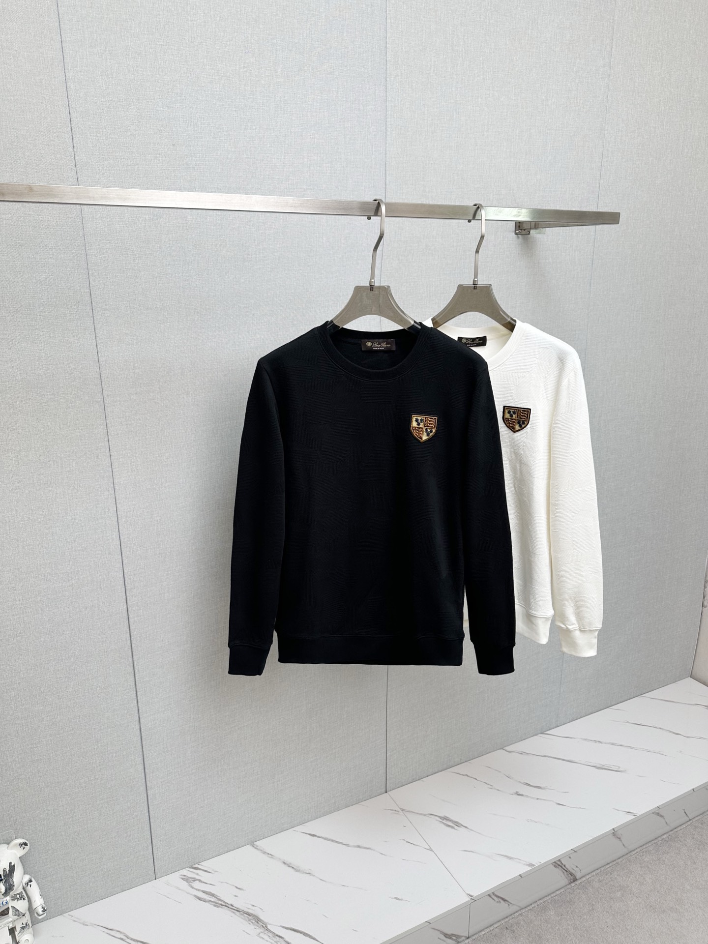 NO:745379,LP 1945ss new autumn and winter product, long-sleeved sweatshirt, classic logo design, versatile style. Available simultaneously on the official website. Customized fabric, soft and delicate, highly skin-friendly, perfectly interpreting the brand's fashion trend!  A man's wardrobe is indispensable for the basics. It is a low-key design and a must-have item. Dear friends, hurry up and get it!  Size M-3XL,,loro piana,hoodie,sweatshirts,19860909LP 1945ss秋冬新品 长袖卫衣,经典Logo设计,百搭款 官网同步发售 定制面料,柔软细腻,亲肤感极高,完美诠释出品牌的时尚潮流！男人的衣柜都少不了基础 是低调的设计 必备款,亲们赶紧入手！码数M-3XL,,loro piana,hoodie,sweatshirts,,Men's clothing