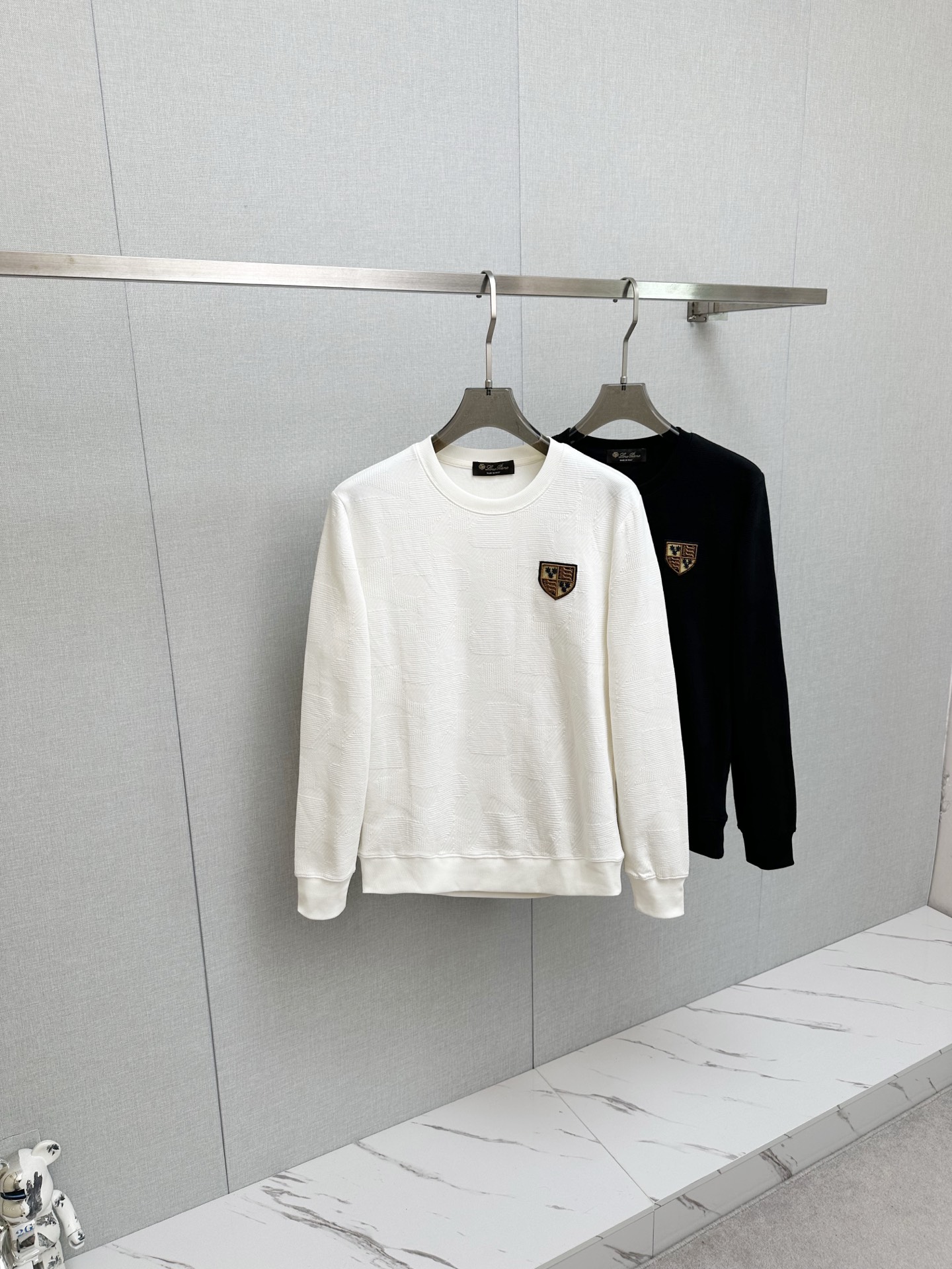 NO:647989,LP 1945ss new autumn and winter product, long-sleeved sweatshirt, classic logo design, versatile style. Available simultaneously on the official website. Customized fabric, soft and delicate, highly skin-friendly, perfectly interpreting the brand's fashion trend!  A man's wardrobe is indispensable for the basics. It is a low-key design and a must-have item. Dear friends, hurry up and get it!  Size M-3XL,,loro piana,hoodie,sweatshirts,alexander wang19860909LP 1945ss秋冬新品 长袖卫衣,经典Logo设计,百搭款 官网同步发售 定制面料,柔软细腻,亲肤感极高,完美诠释出品牌的时尚潮流！男人的衣柜都少不了基础 是低调的设计 必备款,亲们赶紧入手！码数M-3XL,,loro piana,hoodie,sweatshirts,alexander wang,Men's clothing