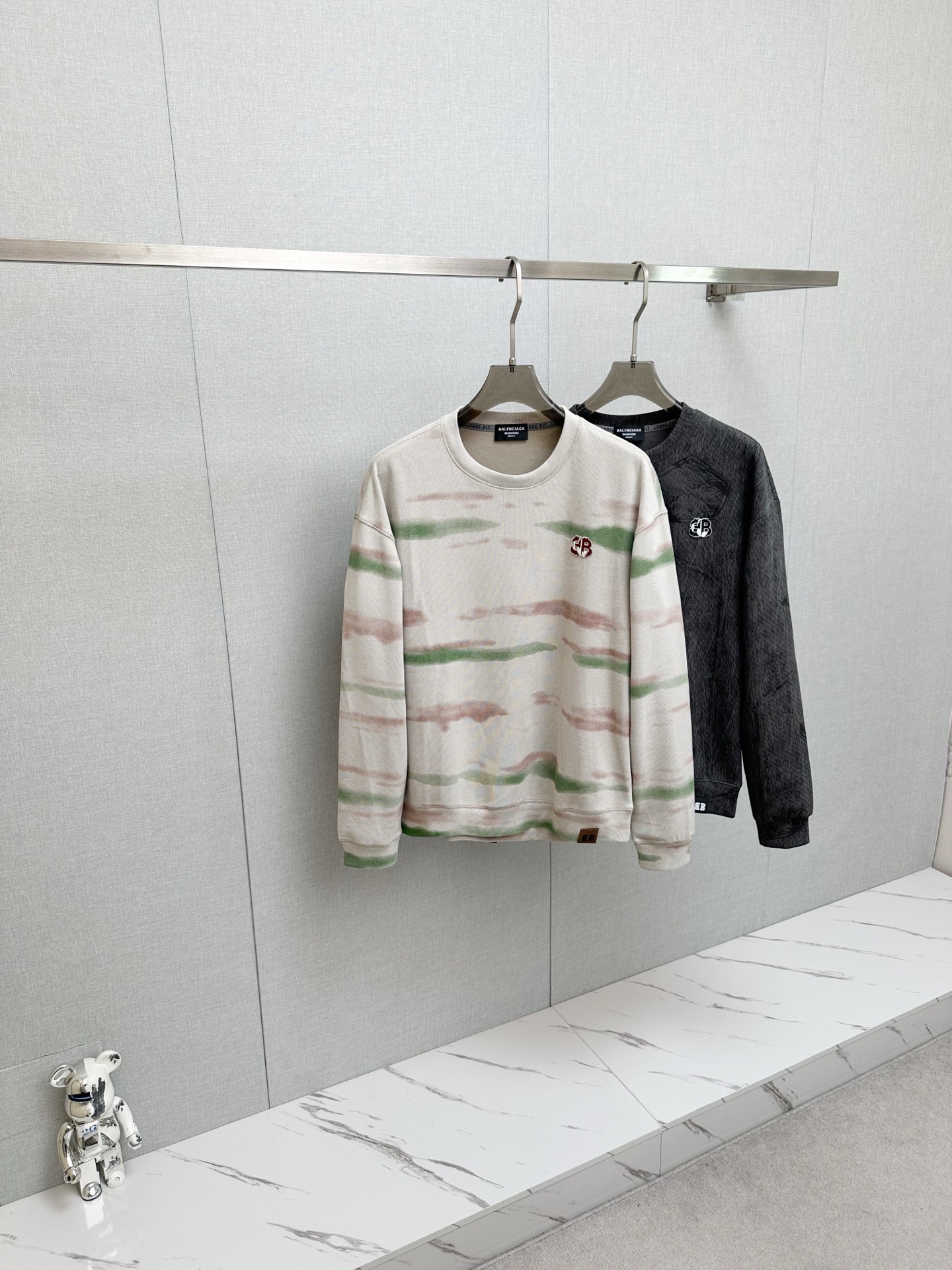 NO:647993,BALE 2025ss new autumn and winter product, long-sleeved sweatshirt, classic logo design, versatile style. Available simultaneously on the official website. Customized fabric, soft and delicate, highly skin-friendly, perfectly interpreting the brand's fashion trend!  A man's wardrobe is indispensable for the basics. It is a low-key design and a must-have item. Dear friends, hurry up and get it!  Size M-3XL,,balenciaga,hoodie,sweatshirts,alexander wang19860909BALE 2025ss秋冬新品 长袖卫衣,经典Logo设计,百搭款 官网同步发售 定制面料,柔软细腻,亲肤感极高,完美诠释出品牌的时尚潮流！男人的衣柜都少不了基础 是低调的设计 必备款,亲们赶紧入手！码数M-3XL,,balenciaga,hoodie,sweatshirts,alexander wang,Men's clothing