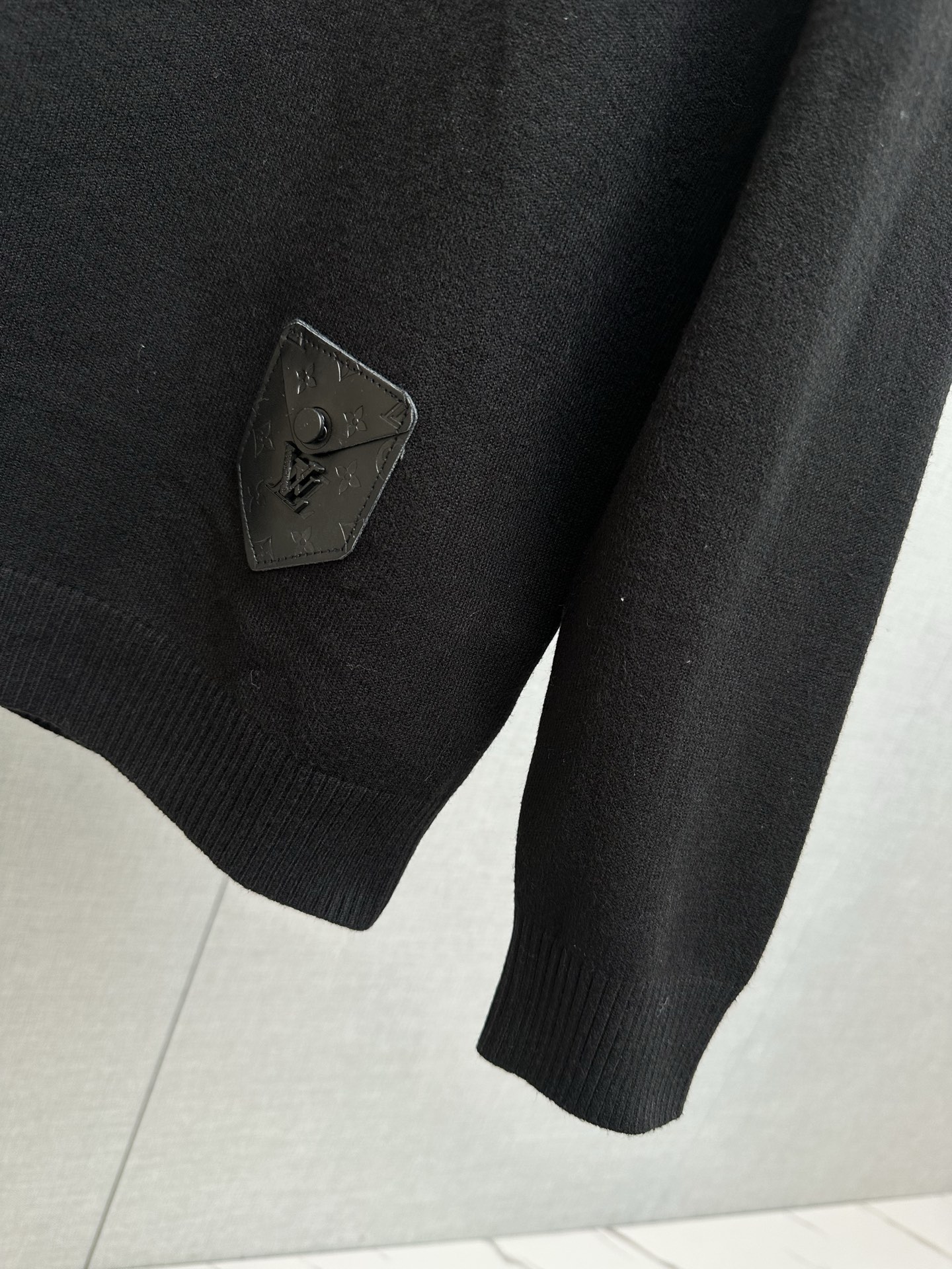 P220 LV 2025秋冬新款羊毛衫 手感柔软。 logo图案设计，贸易公司渠道稀出，同步官网发售！秋冬系列经典设计！此款毛衣甄选客供进口针织绵羊毛材质！柔软绵密的毛圈肌理，贴身穿着透气亲肤舒适，色彩靓丽、吸睛时髦度爆棚，与众不同的图案绝对可以让你在人群中出彩万分！休闲版型裁剪设计！上身效果减龄又百搭，轻松Get起日常休闲穿搭。尺码：M—3XL
