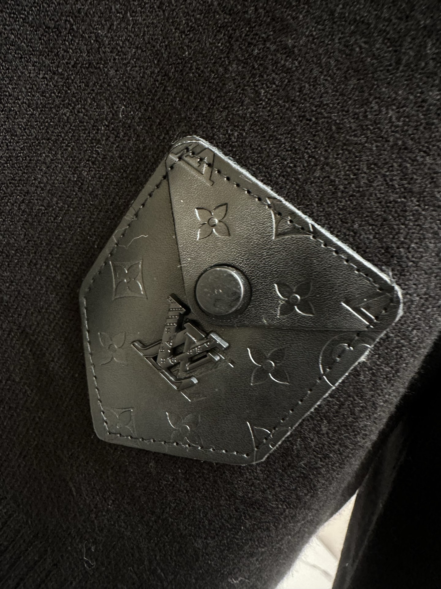 P220 LV 2025秋冬新款羊毛衫 手感柔软。 logo图案设计，贸易公司渠道稀出，同步官网发售！秋冬系列经典设计！此款毛衣甄选客供进口针织绵羊毛材质！柔软绵密的毛圈肌理，贴身穿着透气亲肤舒适，色彩靓丽、吸睛时髦度爆棚，与众不同的图案绝对可以让你在人群中出彩万分！休闲版型裁剪设计！上身效果减龄又百搭，轻松Get起日常休闲穿搭。尺码：M—3XL
