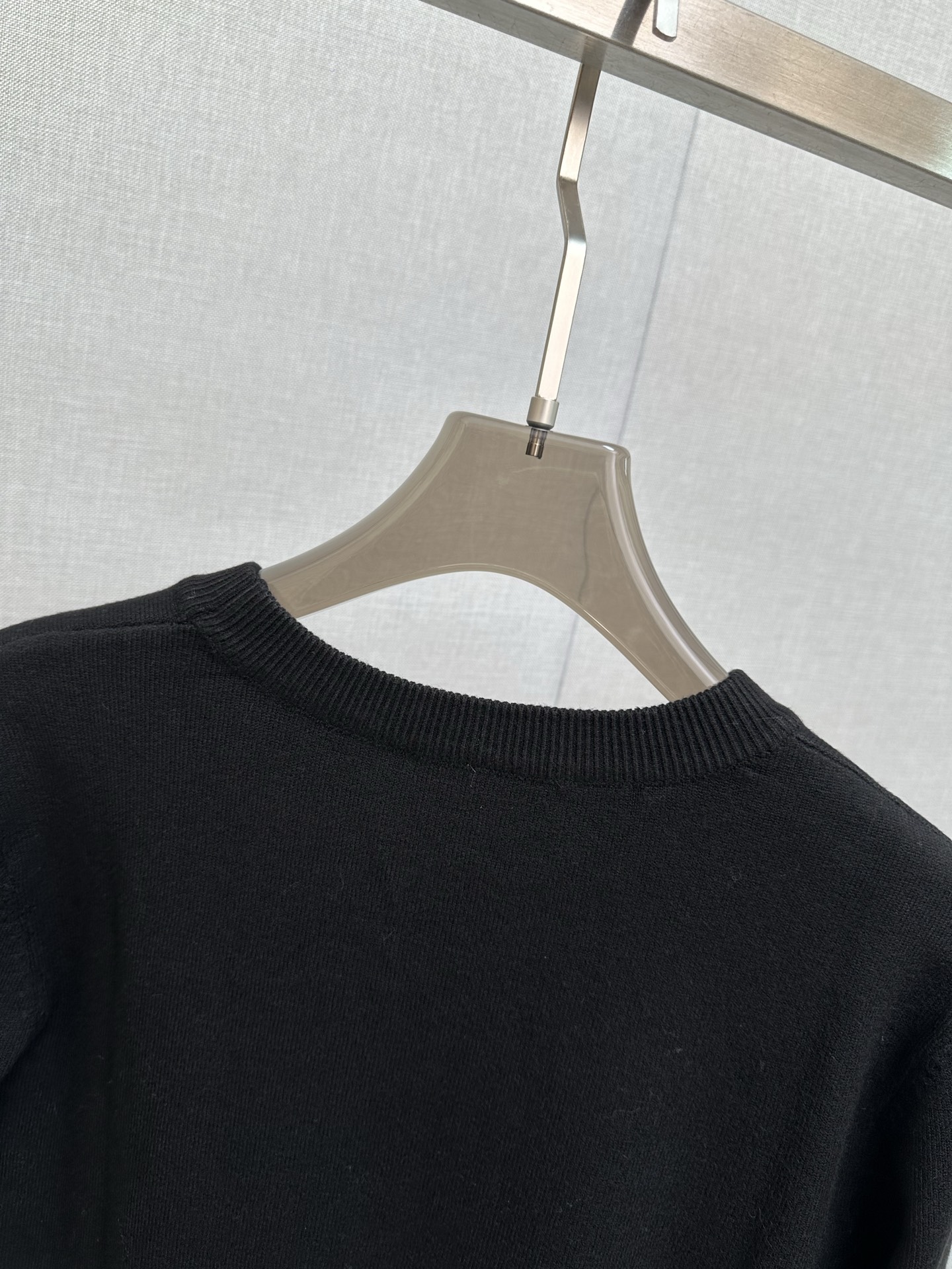 P220 LV 2025秋冬新款羊毛衫 手感柔软。 logo图案设计，贸易公司渠道稀出，同步官网发售！秋冬系列经典设计！此款毛衣甄选客供进口针织绵羊毛材质！柔软绵密的毛圈肌理，贴身穿着透气亲肤舒适，色彩靓丽、吸睛时髦度爆棚，与众不同的图案绝对可以让你在人群中出彩万分！休闲版型裁剪设计！上身效果减龄又百搭，轻松Get起日常休闲穿搭。尺码：M—3XL
