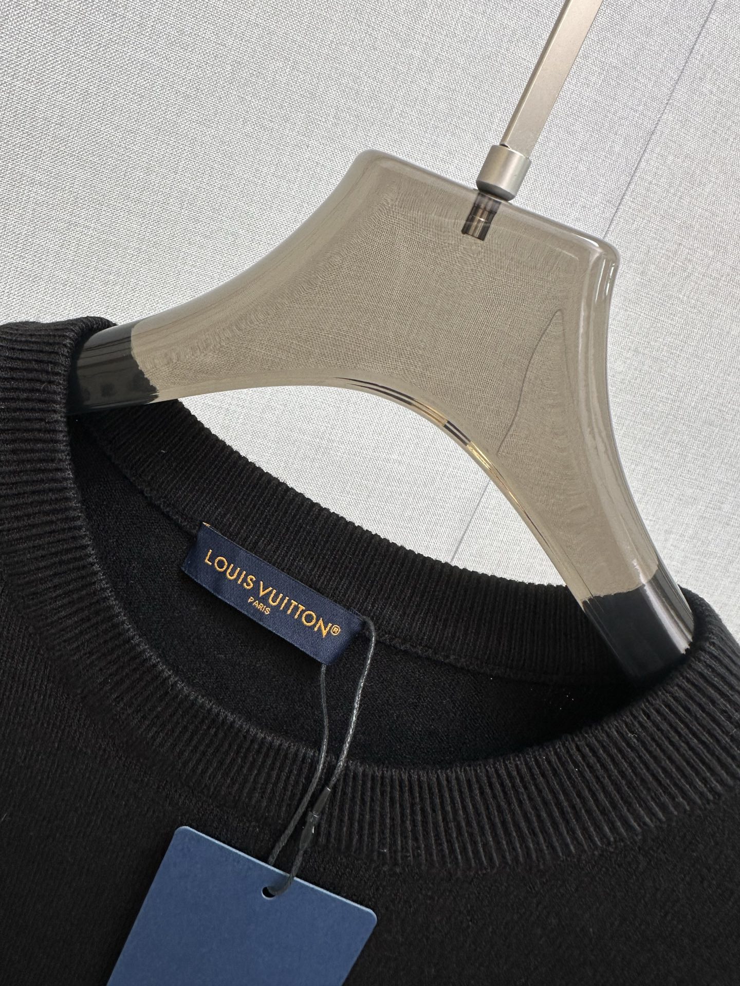 P220 LV 2025秋冬新款羊毛衫 手感柔软。 logo图案设计，贸易公司渠道稀出，同步官网发售！秋冬系列经典设计！此款毛衣甄选客供进口针织绵羊毛材质！柔软绵密的毛圈肌理，贴身穿着透气亲肤舒适，色彩靓丽、吸睛时髦度爆棚，与众不同的图案绝对可以让你在人群中出彩万分！休闲版型裁剪设计！上身效果减龄又百搭，轻松Get起日常休闲穿搭。尺码：M—3XL
