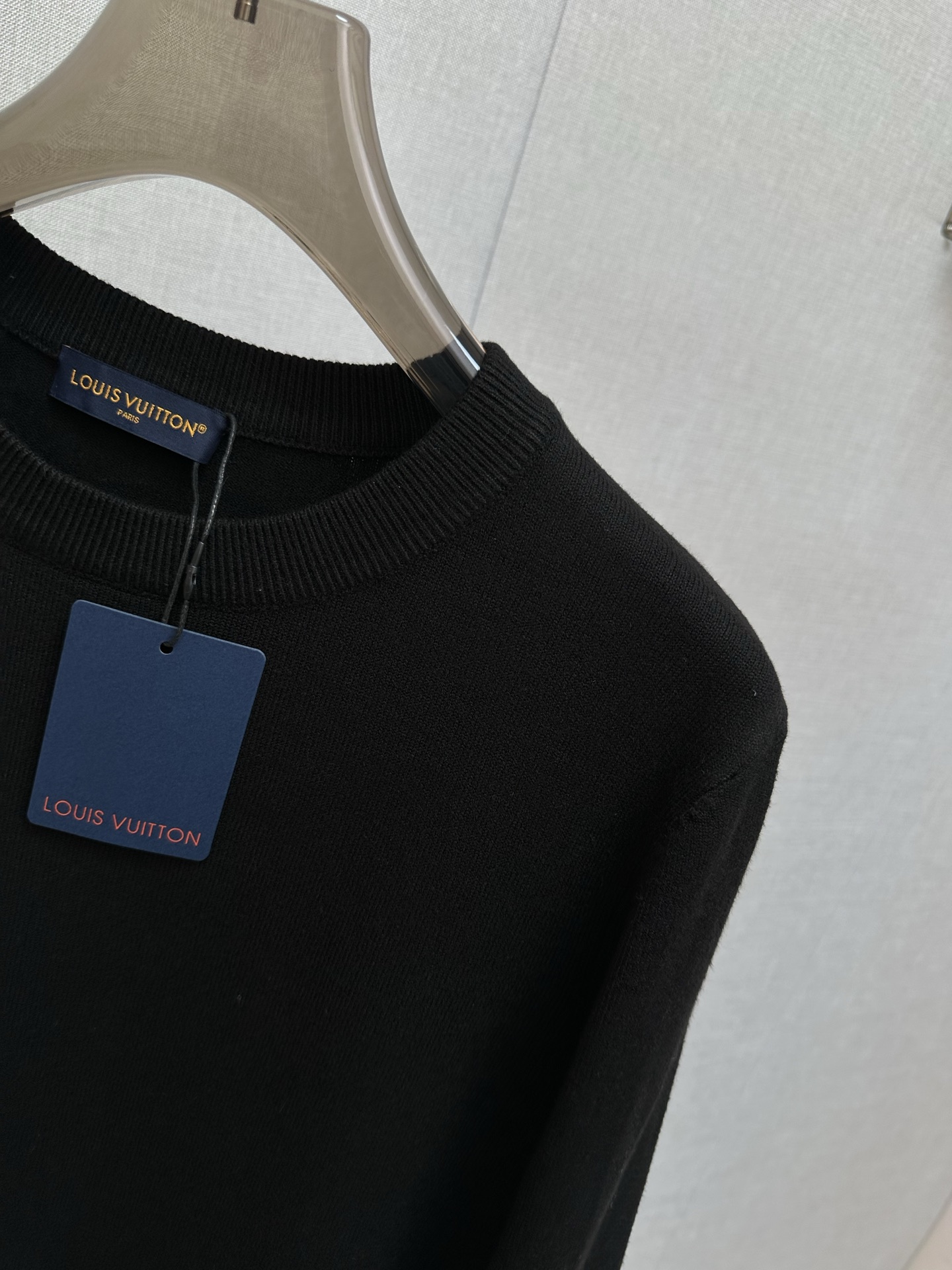 P220 LV 2025秋冬新款羊毛衫 手感柔软。 logo图案设计，贸易公司渠道稀出，同步官网发售！秋冬系列经典设计！此款毛衣甄选客供进口针织绵羊毛材质！柔软绵密的毛圈肌理，贴身穿着透气亲肤舒适，色彩靓丽、吸睛时髦度爆棚，与众不同的图案绝对可以让你在人群中出彩万分！休闲版型裁剪设计！上身效果减龄又百搭，轻松Get起日常休闲穿搭。尺码：M—3XL
