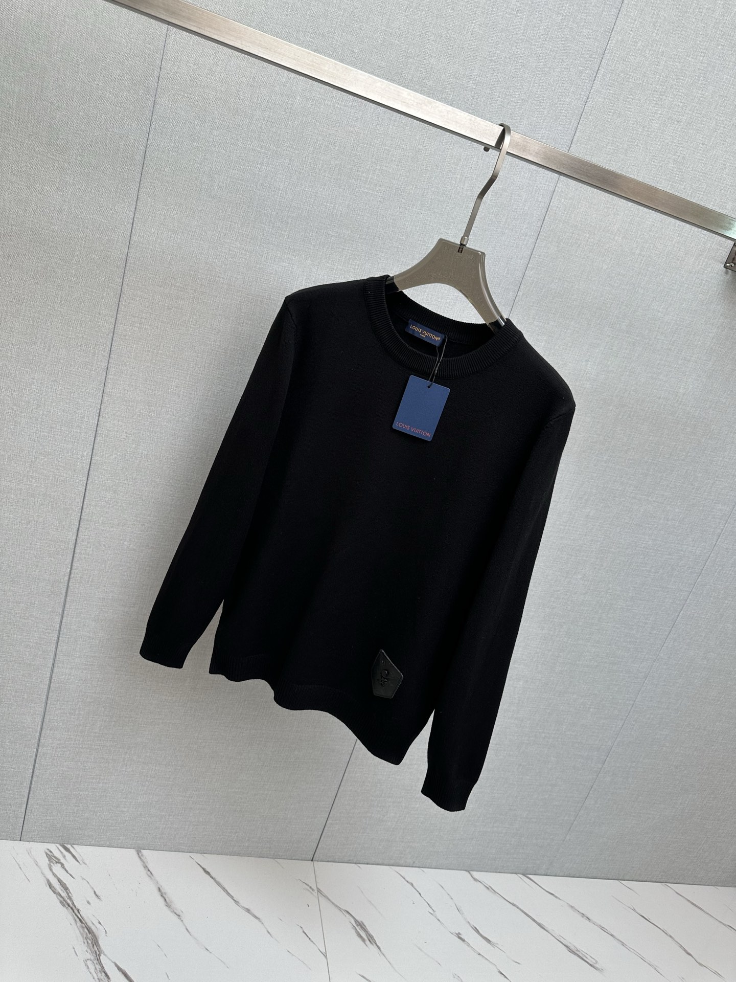 P220 LV 2025秋冬新款羊毛衫 手感柔软。 logo图案设计，贸易公司渠道稀出，同步官网发售！秋冬系列经典设计！此款毛衣甄选客供进口针织绵羊毛材质！柔软绵密的毛圈肌理，贴身穿着透气亲肤舒适，色彩靓丽、吸睛时髦度爆棚，与众不同的图案绝对可以让你在人群中出彩万分！休闲版型裁剪设计！上身效果减龄又百搭，轻松Get起日常休闲穿搭。尺码：M—3XL
