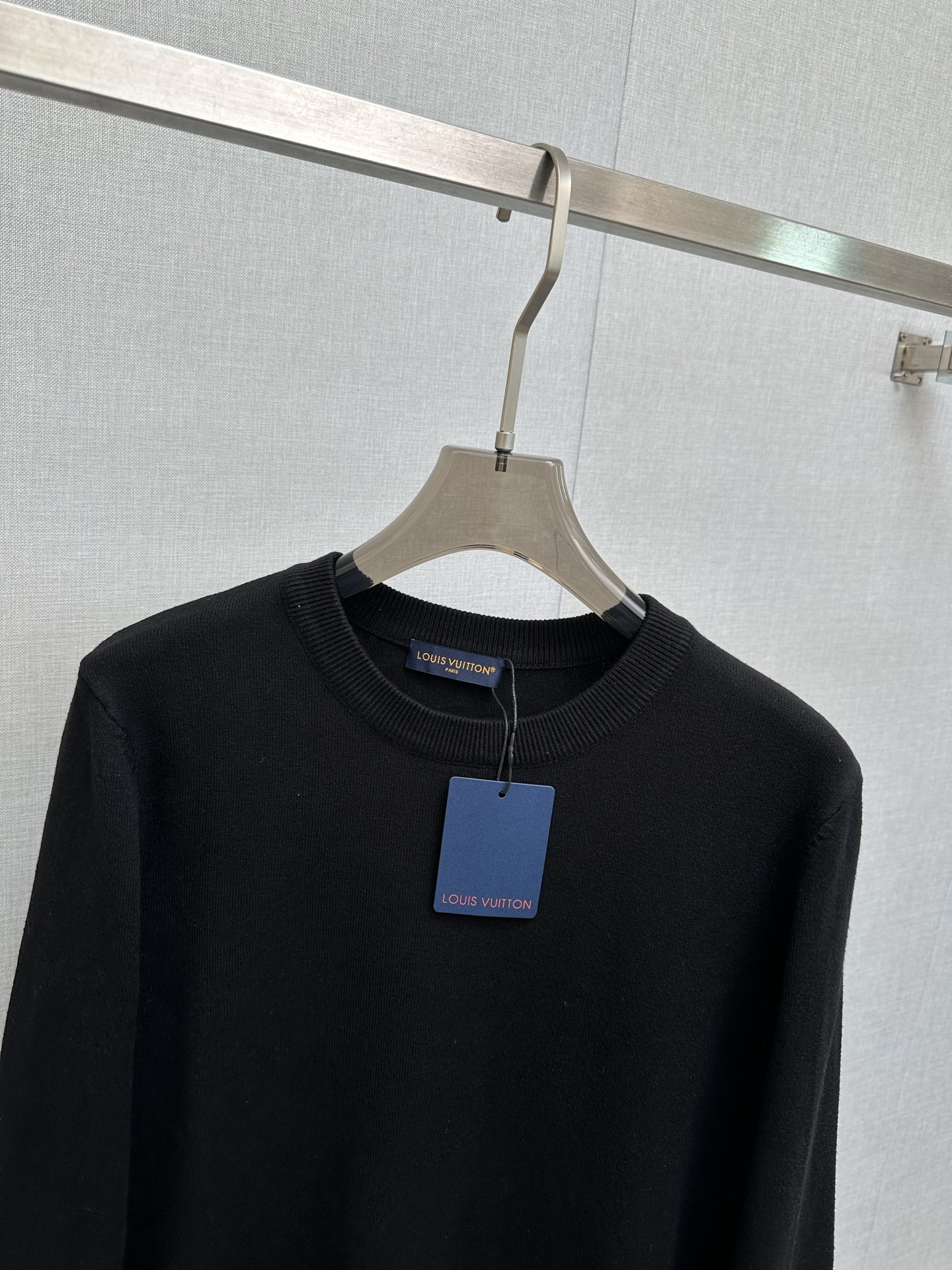 P220 LV 2025秋冬新款羊毛衫 手感柔软。 logo图案设计，贸易公司渠道稀出，同步官网发售！秋冬系列经典设计！此款毛衣甄选客供进口针织绵羊毛材质！柔软绵密的毛圈肌理，贴身穿着透气亲肤舒适，色彩靓丽、吸睛时髦度爆棚，与众不同的图案绝对可以让你在人群中出彩万分！休闲版型裁剪设计！上身效果减龄又百搭，轻松Get起日常休闲穿搭。尺码：M—3XL
