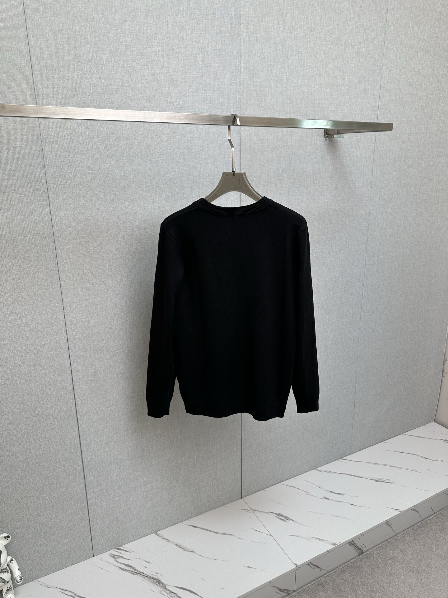 P220 LV 2025秋冬新款羊毛衫 手感柔软。 logo图案设计，贸易公司渠道稀出，同步官网发售！秋冬系列经典设计！此款毛衣甄选客供进口针织绵羊毛材质！柔软绵密的毛圈肌理，贴身穿着透气亲肤舒适，色彩靓丽、吸睛时髦度爆棚，与众不同的图案绝对可以让你在人群中出彩万分！休闲版型裁剪设计！上身效果减龄又百搭，轻松Get起日常休闲穿搭。尺码：M—3XL
