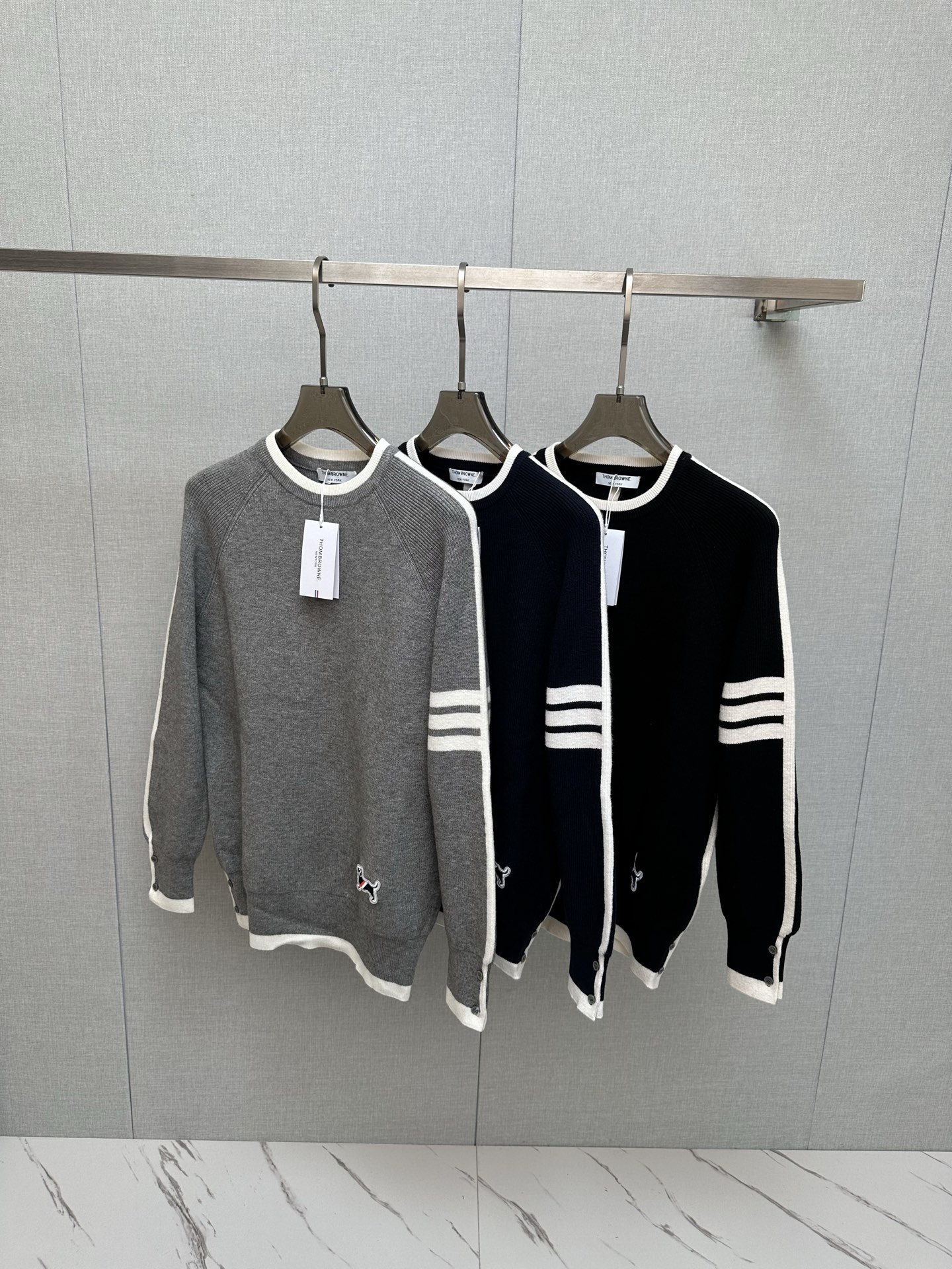 P250 TB 2025秋冬新款羊毛衫 手感柔软。 logo图案设计，贸易公司渠道稀出，同步官网发售！秋冬系列经典设计！此款毛衣甄选客供进口针织绵羊毛材质！柔软绵密的毛圈肌理，贴身穿着透气亲肤舒适，色彩靓丽、吸睛时髦度爆棚，与众不同的图案绝对可以让你在人群中出彩万分！休闲版型裁剪设计！上身效果减龄又百搭，轻松Get起日常休闲穿搭。尺码：M—3XL
