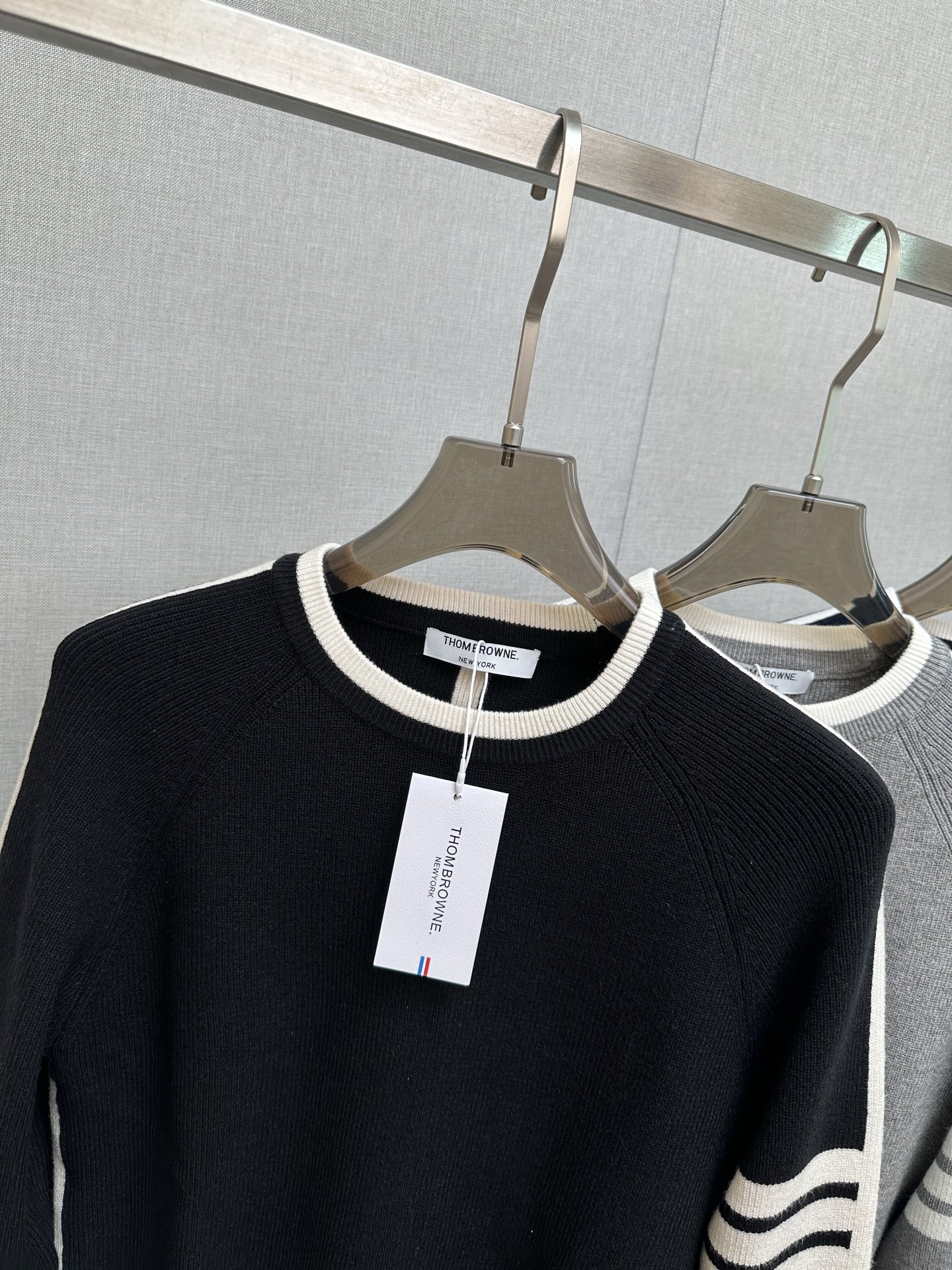 P250 TB 2025秋冬新款羊毛衫 手感柔软。 logo图案设计，贸易公司渠道稀出，同步官网发售！秋冬系列经典设计！此款毛衣甄选客供进口针织绵羊毛材质！柔软绵密的毛圈肌理，贴身穿着透气亲肤舒适，色彩靓丽、吸睛时髦度爆棚，与众不同的图案绝对可以让你在人群中出彩万分！休闲版型裁剪设计！上身效果减龄又百搭，轻松Get起日常休闲穿搭。尺码：M—3XL
