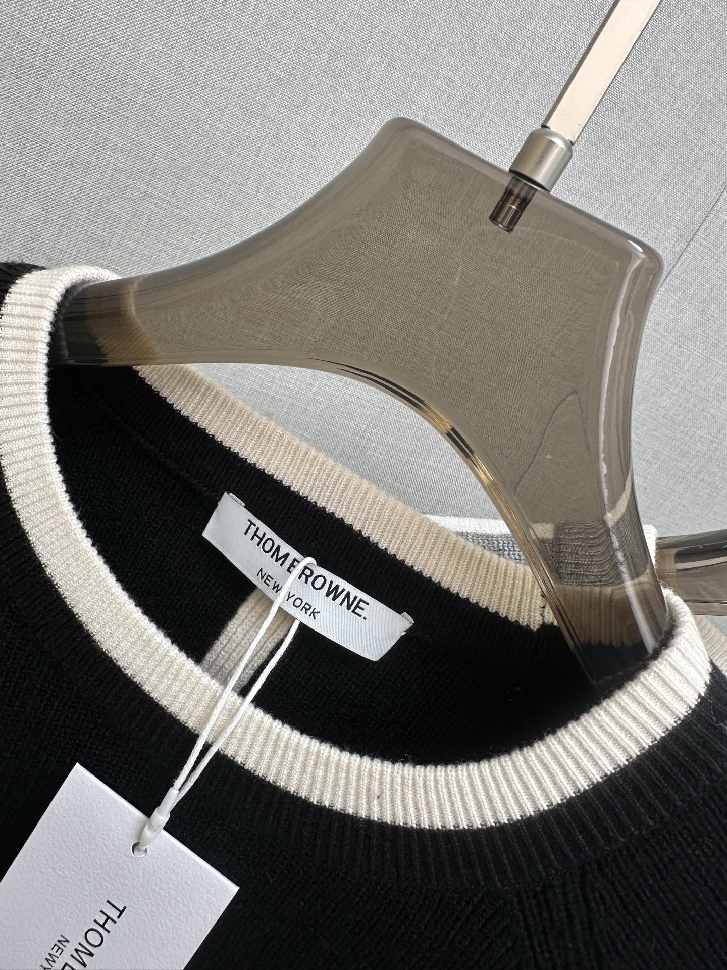 P250 TB 2025秋冬新款羊毛衫 手感柔软。 logo图案设计，贸易公司渠道稀出，同步官网发售！秋冬系列经典设计！此款毛衣甄选客供进口针织绵羊毛材质！柔软绵密的毛圈肌理，贴身穿着透气亲肤舒适，色彩靓丽、吸睛时髦度爆棚，与众不同的图案绝对可以让你在人群中出彩万分！休闲版型裁剪设计！上身效果减龄又百搭，轻松Get起日常休闲穿搭。尺码：M—3XL
