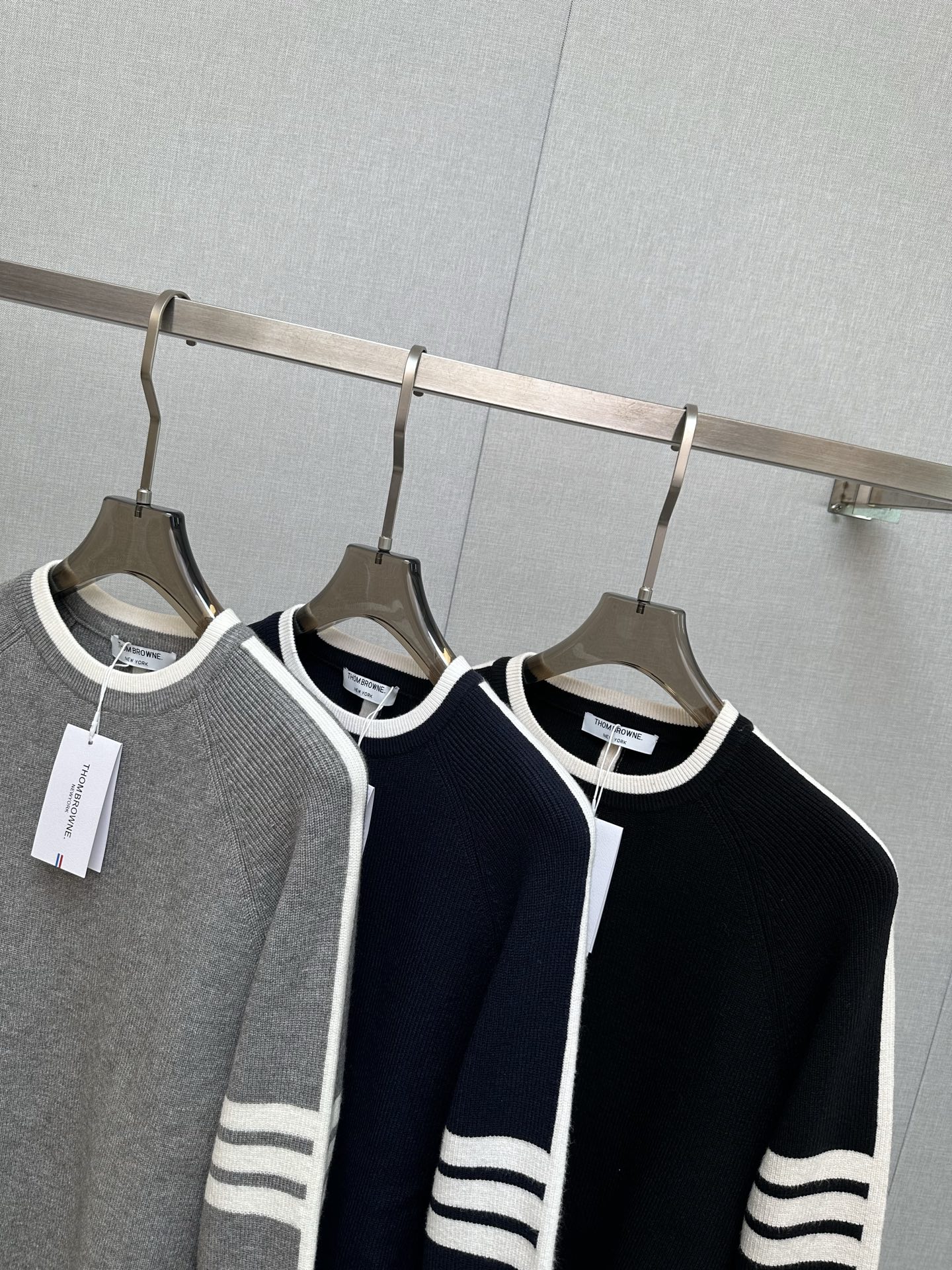 P250 TB 2025秋冬新款羊毛衫 手感柔软。 logo图案设计，贸易公司渠道稀出，同步官网发售！秋冬系列经典设计！此款毛衣甄选客供进口针织绵羊毛材质！柔软绵密的毛圈肌理，贴身穿着透气亲肤舒适，色彩靓丽、吸睛时髦度爆棚，与众不同的图案绝对可以让你在人群中出彩万分！休闲版型裁剪设计！上身效果减龄又百搭，轻松Get起日常休闲穿搭。尺码：M—3XL
