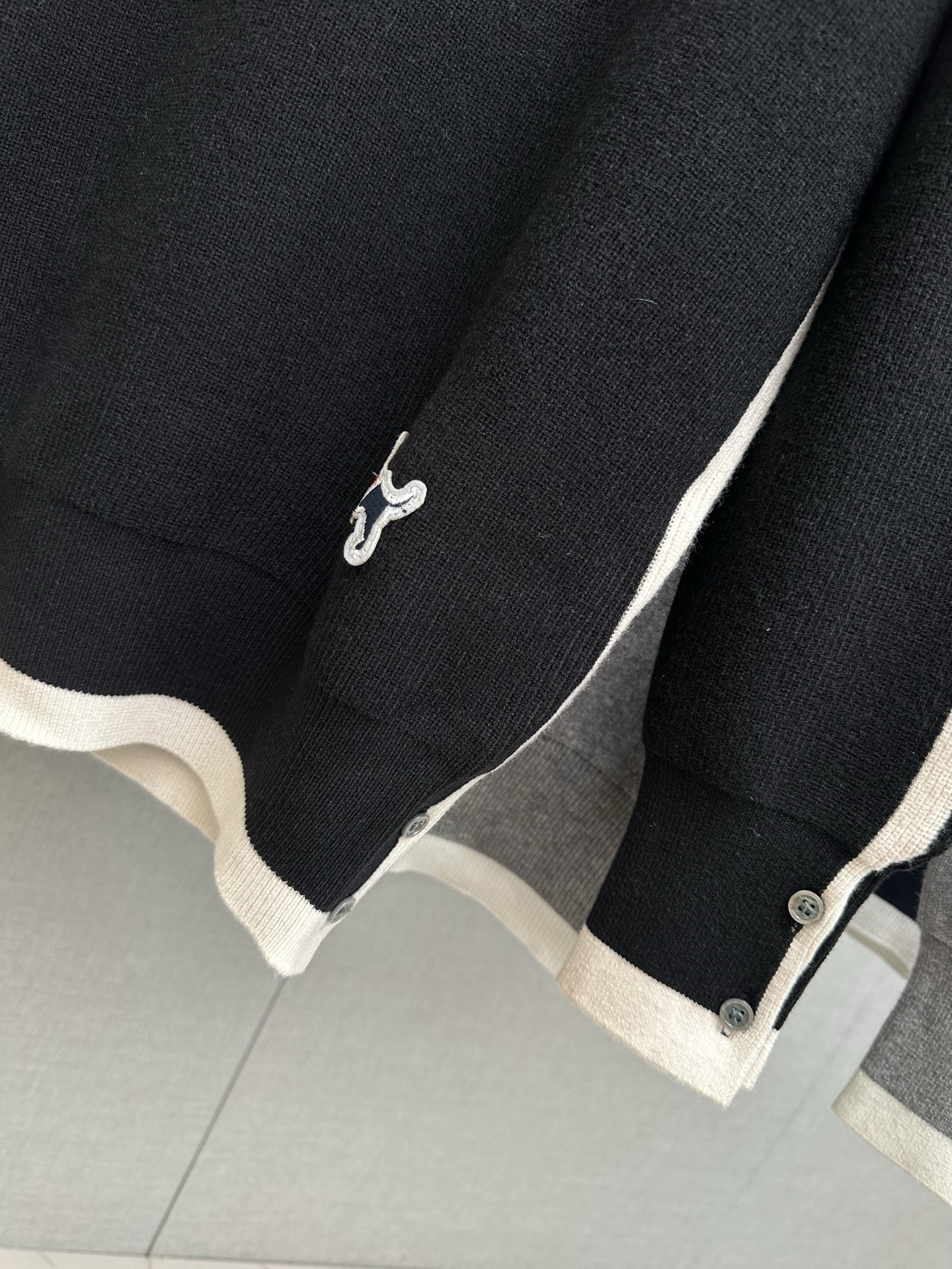 P250 TB 2025秋冬新款羊毛衫 手感柔软。 logo图案设计，贸易公司渠道稀出，同步官网发售！秋冬系列经典设计！此款毛衣甄选客供进口针织绵羊毛材质！柔软绵密的毛圈肌理，贴身穿着透气亲肤舒适，色彩靓丽、吸睛时髦度爆棚，与众不同的图案绝对可以让你在人群中出彩万分！休闲版型裁剪设计！上身效果减龄又百搭，轻松Get起日常休闲穿搭。尺码：M—3XL
