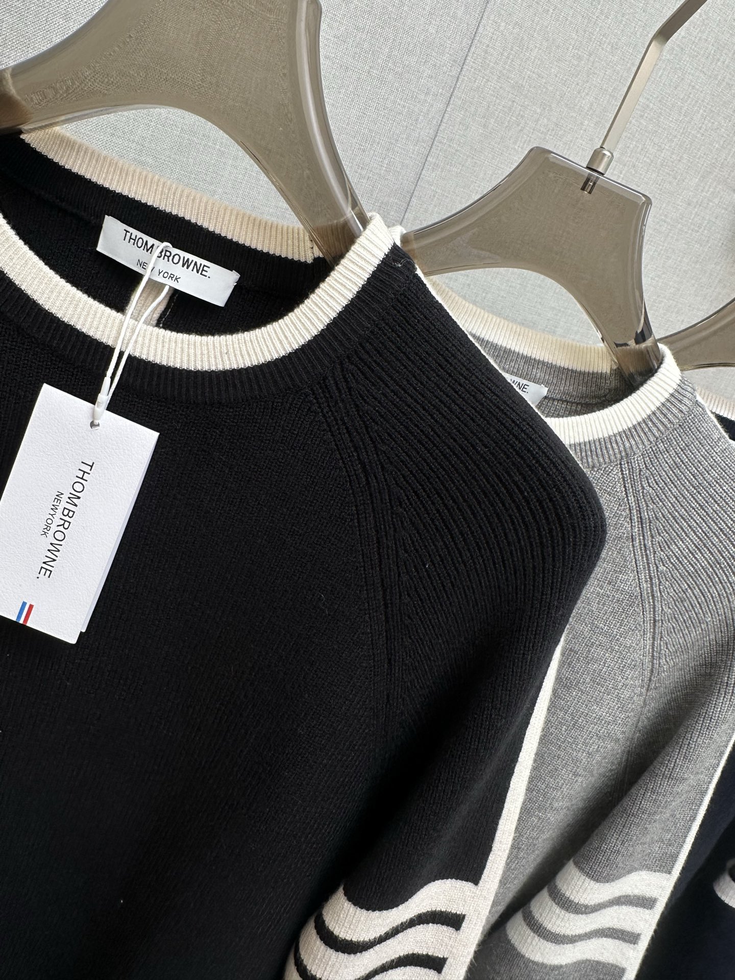 P250 TB 2025秋冬新款羊毛衫 手感柔软。 logo图案设计，贸易公司渠道稀出，同步官网发售！秋冬系列经典设计！此款毛衣甄选客供进口针织绵羊毛材质！柔软绵密的毛圈肌理，贴身穿着透气亲肤舒适，色彩靓丽、吸睛时髦度爆棚，与众不同的图案绝对可以让你在人群中出彩万分！休闲版型裁剪设计！上身效果减龄又百搭，轻松Get起日常休闲穿搭。尺码：M—3XL
