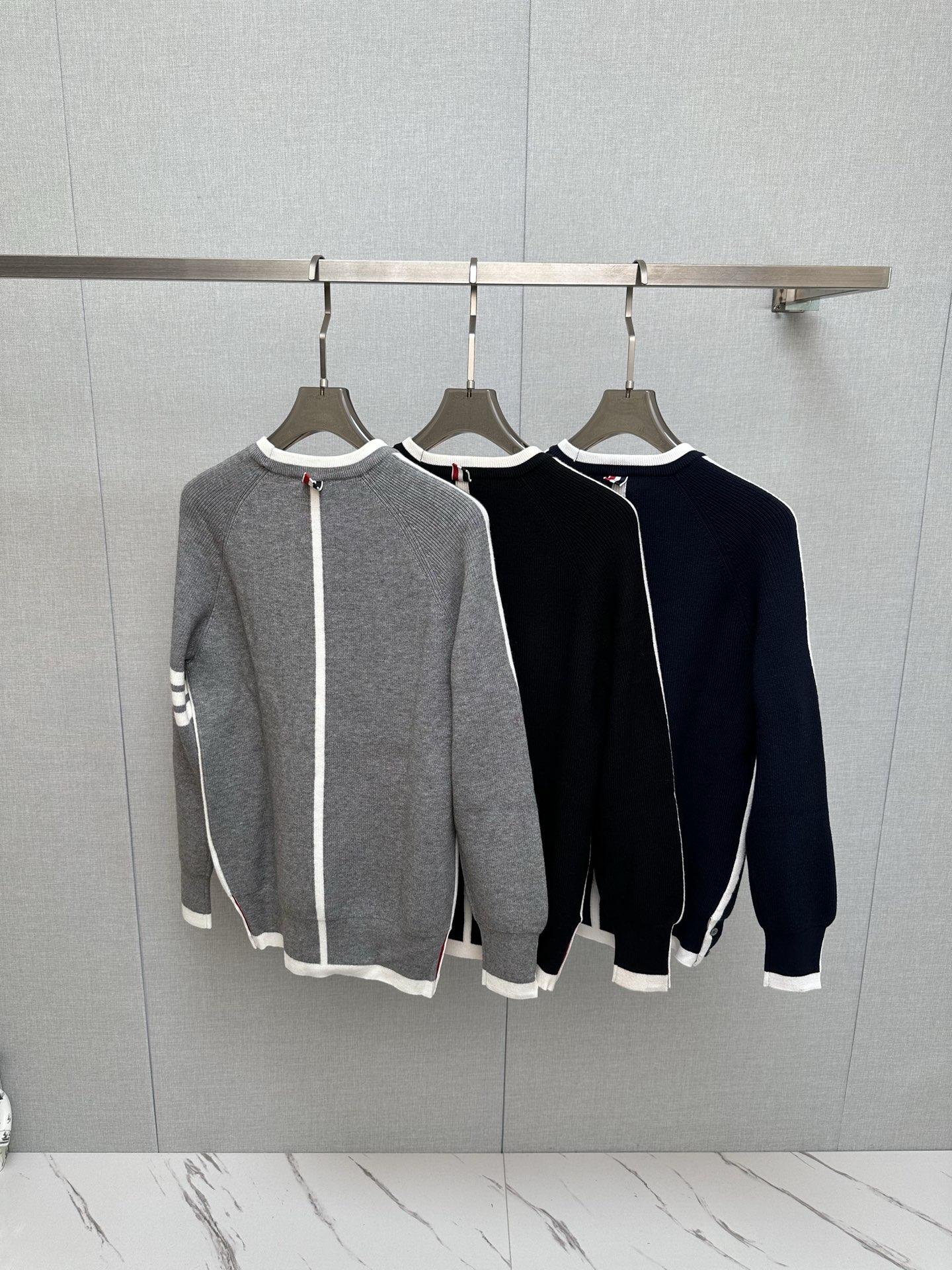 P250 TB 2025秋冬新款羊毛衫 手感柔软。 logo图案设计，贸易公司渠道稀出，同步官网发售！秋冬系列经典设计！此款毛衣甄选客供进口针织绵羊毛材质！柔软绵密的毛圈肌理，贴身穿着透气亲肤舒适，色彩靓丽、吸睛时髦度爆棚，与众不同的图案绝对可以让你在人群中出彩万分！休闲版型裁剪设计！上身效果减龄又百搭，轻松Get起日常休闲穿搭。尺码：M—3XL
