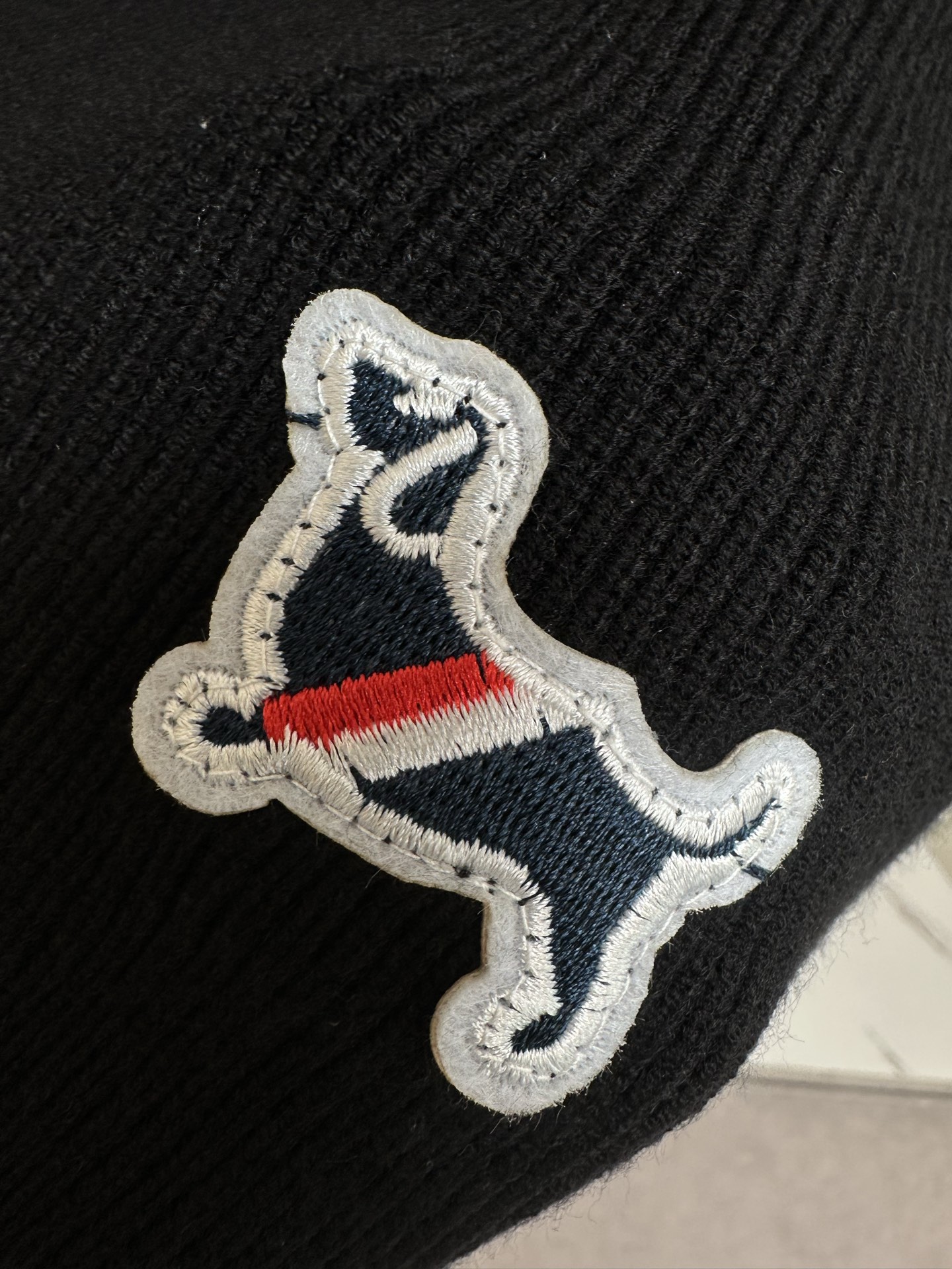 P250 TB 2025秋冬新款羊毛衫 手感柔软。 logo图案设计，贸易公司渠道稀出，同步官网发售！秋冬系列经典设计！此款毛衣甄选客供进口针织绵羊毛材质！柔软绵密的毛圈肌理，贴身穿着透气亲肤舒适，色彩靓丽、吸睛时髦度爆棚，与众不同的图案绝对可以让你在人群中出彩万分！休闲版型裁剪设计！上身效果减龄又百搭，轻松Get起日常休闲穿搭。尺码：M—3XL
