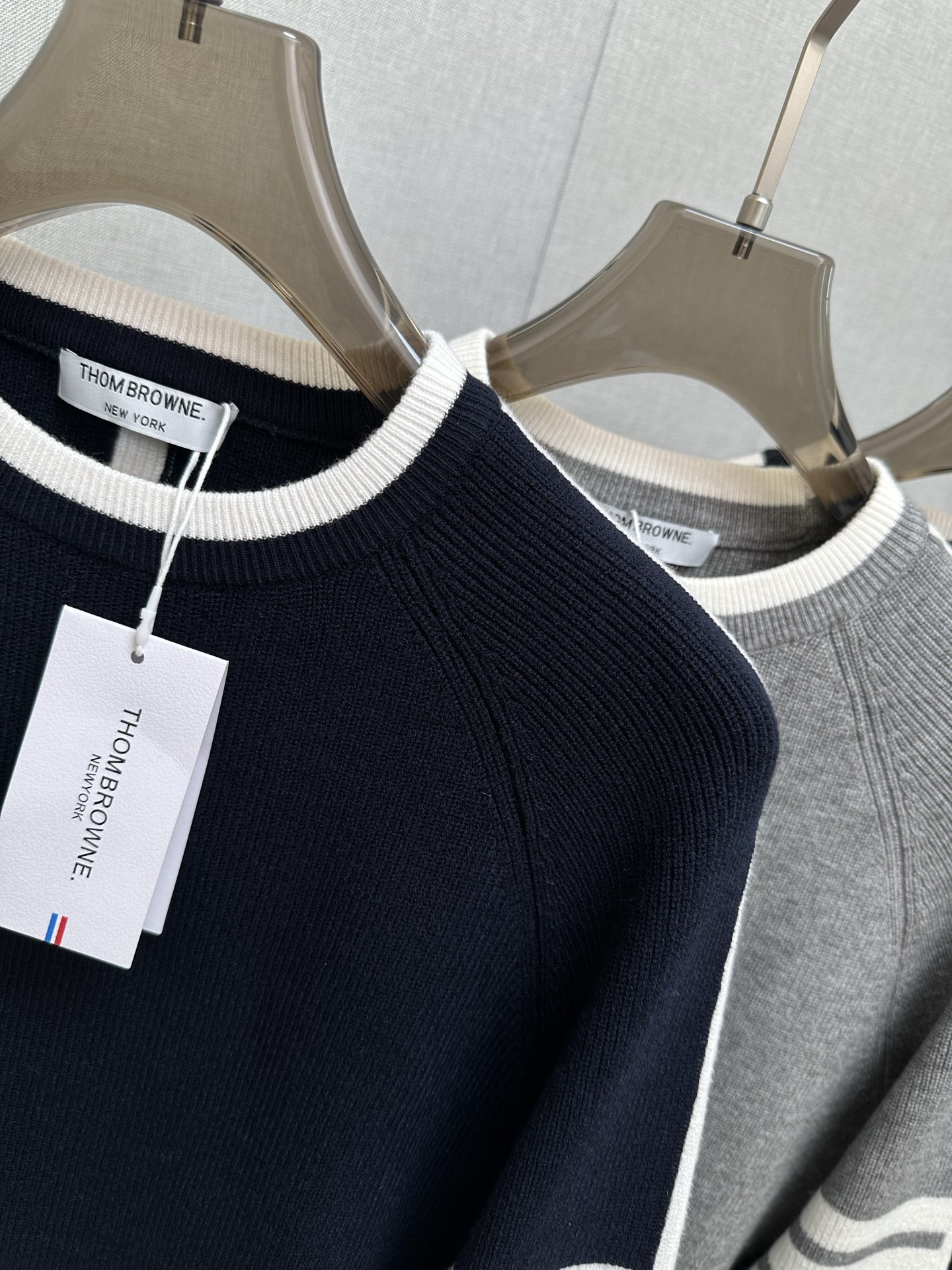 P250 TB 2025秋冬新款羊毛衫 手感柔软。 logo图案设计，贸易公司渠道稀出，同步官网发售！秋冬系列经典设计！此款毛衣甄选客供进口针织绵羊毛材质！柔软绵密的毛圈肌理，贴身穿着透气亲肤舒适，色彩靓丽、吸睛时髦度爆棚，与众不同的图案绝对可以让你在人群中出彩万分！休闲版型裁剪设计！上身效果减龄又百搭，轻松Get起日常休闲穿搭。尺码：M—3XL
