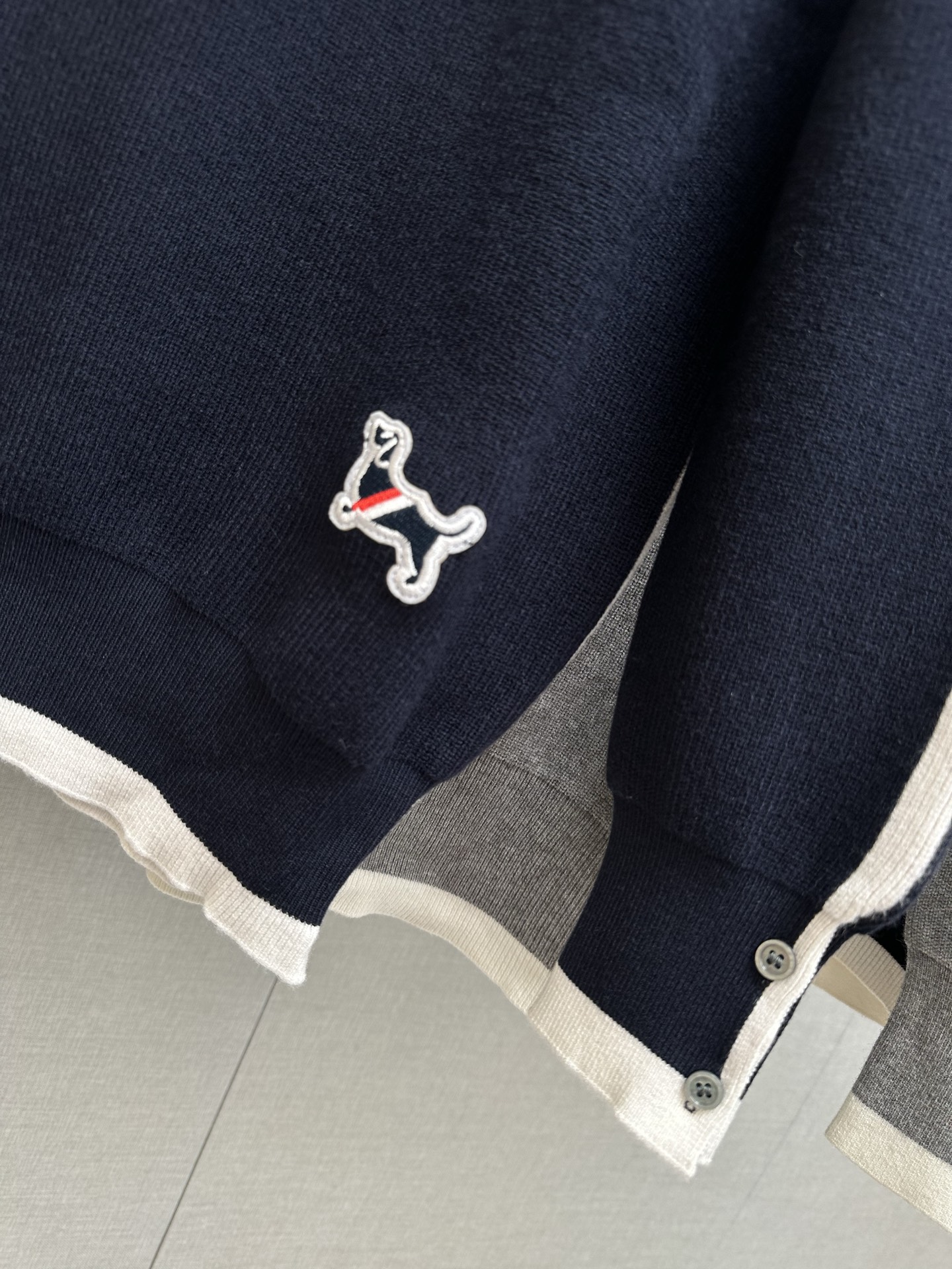 P250 TB 2025秋冬新款羊毛衫 手感柔软。 logo图案设计，贸易公司渠道稀出，同步官网发售！秋冬系列经典设计！此款毛衣甄选客供进口针织绵羊毛材质！柔软绵密的毛圈肌理，贴身穿着透气亲肤舒适，色彩靓丽、吸睛时髦度爆棚，与众不同的图案绝对可以让你在人群中出彩万分！休闲版型裁剪设计！上身效果减龄又百搭，轻松Get起日常休闲穿搭。尺码：M—3XL
