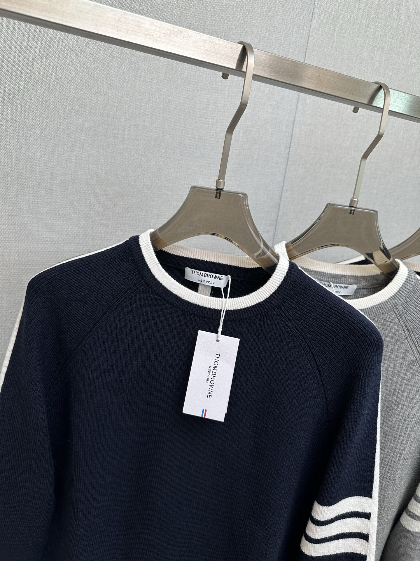 P250 TB 2025秋冬新款羊毛衫 手感柔软。 logo图案设计，贸易公司渠道稀出，同步官网发售！秋冬系列经典设计！此款毛衣甄选客供进口针织绵羊毛材质！柔软绵密的毛圈肌理，贴身穿着透气亲肤舒适，色彩靓丽、吸睛时髦度爆棚，与众不同的图案绝对可以让你在人群中出彩万分！休闲版型裁剪设计！上身效果减龄又百搭，轻松Get起日常休闲穿搭。尺码：M—3XL
