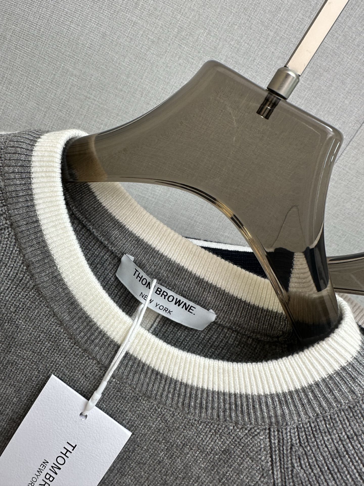 P250 TB 2025秋冬新款羊毛衫 手感柔软。 logo图案设计，贸易公司渠道稀出，同步官网发售！秋冬系列经典设计！此款毛衣甄选客供进口针织绵羊毛材质！柔软绵密的毛圈肌理，贴身穿着透气亲肤舒适，色彩靓丽、吸睛时髦度爆棚，与众不同的图案绝对可以让你在人群中出彩万分！休闲版型裁剪设计！上身效果减龄又百搭，轻松Get起日常休闲穿搭。尺码：M—3XL
