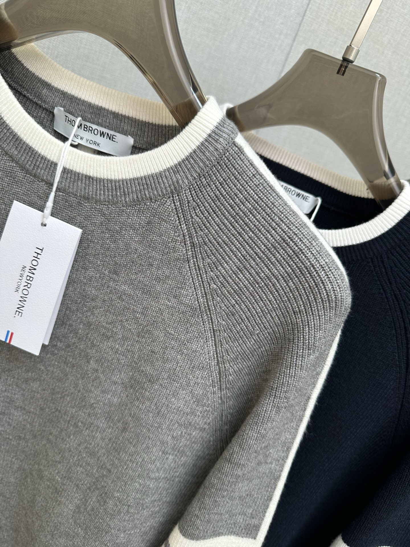 P250 TB 2025秋冬新款羊毛衫 手感柔软。 logo图案设计，贸易公司渠道稀出，同步官网发售！秋冬系列经典设计！此款毛衣甄选客供进口针织绵羊毛材质！柔软绵密的毛圈肌理，贴身穿着透气亲肤舒适，色彩靓丽、吸睛时髦度爆棚，与众不同的图案绝对可以让你在人群中出彩万分！休闲版型裁剪设计！上身效果减龄又百搭，轻松Get起日常休闲穿搭。尺码：M—3XL
