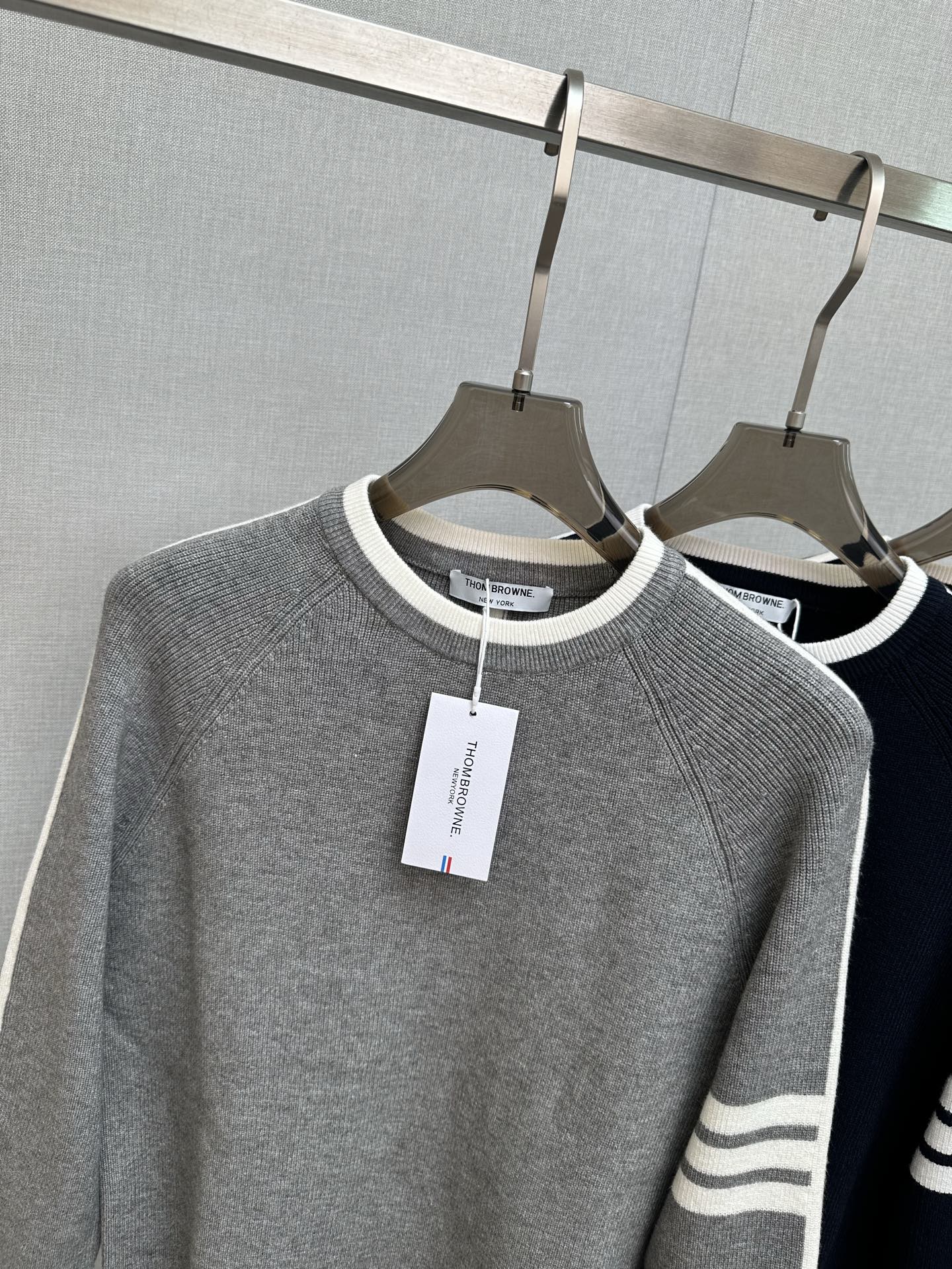 P250 TB 2025秋冬新款羊毛衫 手感柔软。 logo图案设计，贸易公司渠道稀出，同步官网发售！秋冬系列经典设计！此款毛衣甄选客供进口针织绵羊毛材质！柔软绵密的毛圈肌理，贴身穿着透气亲肤舒适，色彩靓丽、吸睛时髦度爆棚，与众不同的图案绝对可以让你在人群中出彩万分！休闲版型裁剪设计！上身效果减龄又百搭，轻松Get起日常休闲穿搭。尺码：M—3XL
