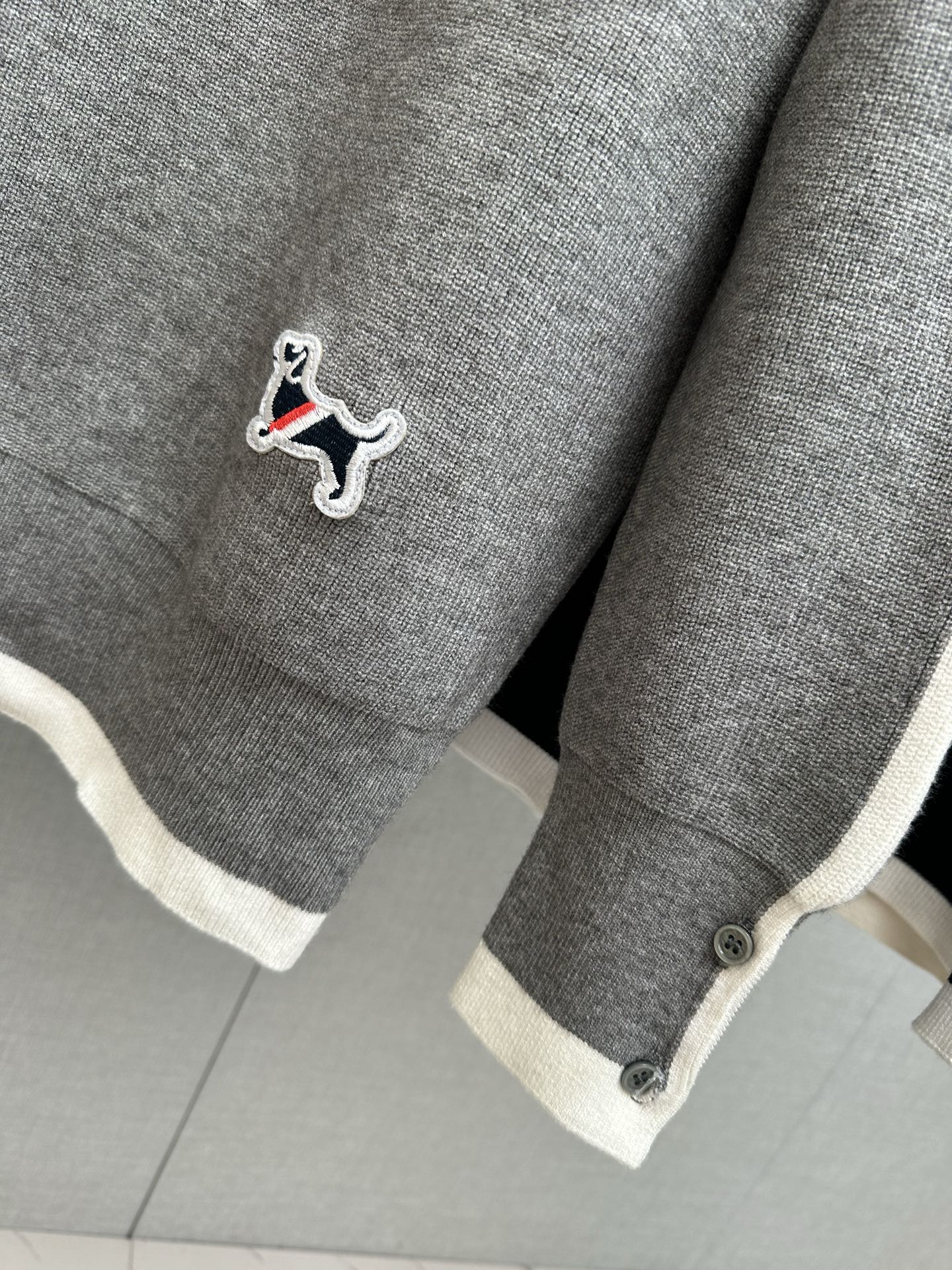 P250 TB 2025秋冬新款羊毛衫 手感柔软。 logo图案设计，贸易公司渠道稀出，同步官网发售！秋冬系列经典设计！此款毛衣甄选客供进口针织绵羊毛材质！柔软绵密的毛圈肌理，贴身穿着透气亲肤舒适，色彩靓丽、吸睛时髦度爆棚，与众不同的图案绝对可以让你在人群中出彩万分！休闲版型裁剪设计！上身效果减龄又百搭，轻松Get起日常休闲穿搭。尺码：M—3XL
